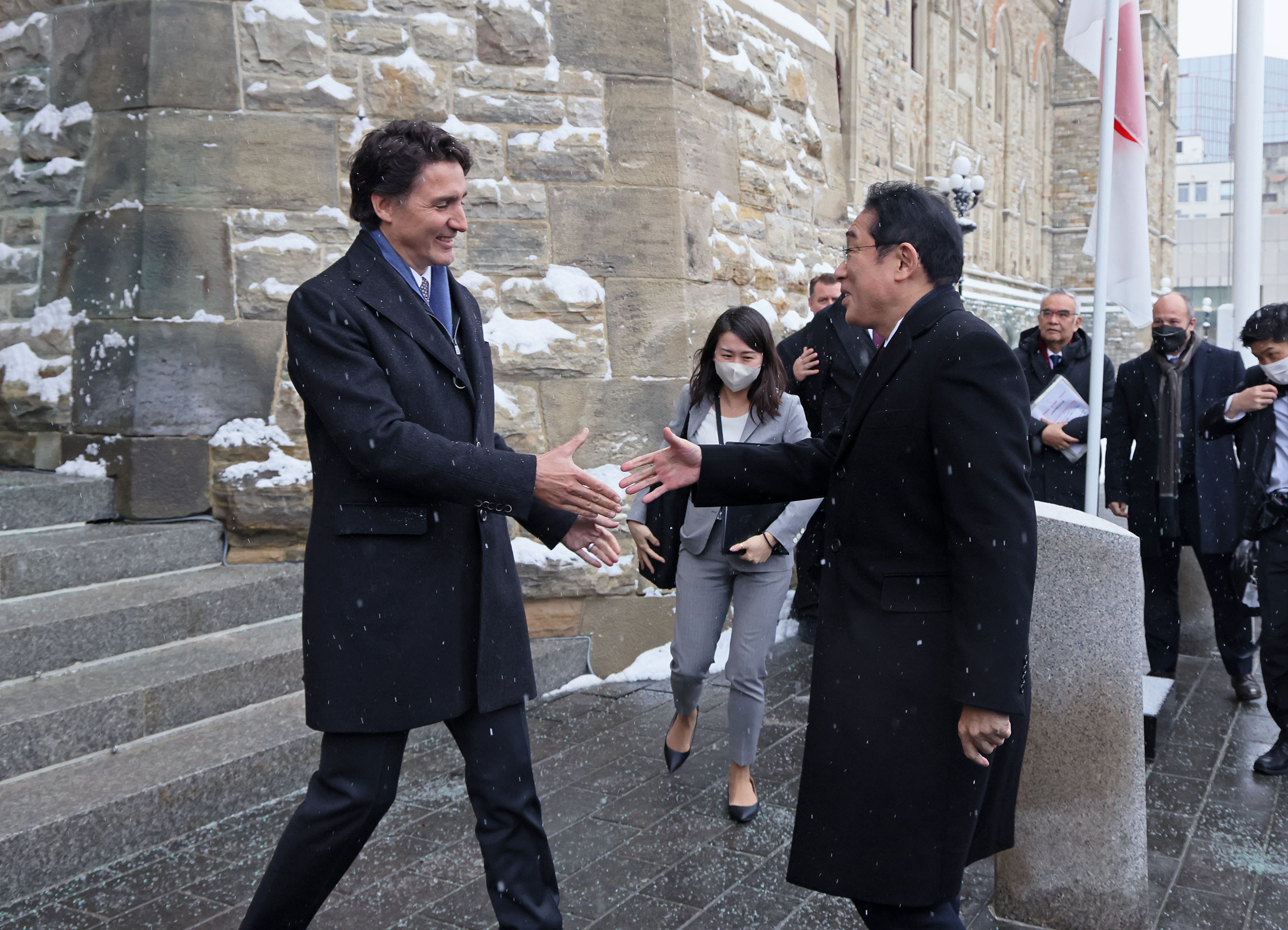 Prime Minister Kishida receiving greetings from Prime Minster Trudeau of Canada (1)