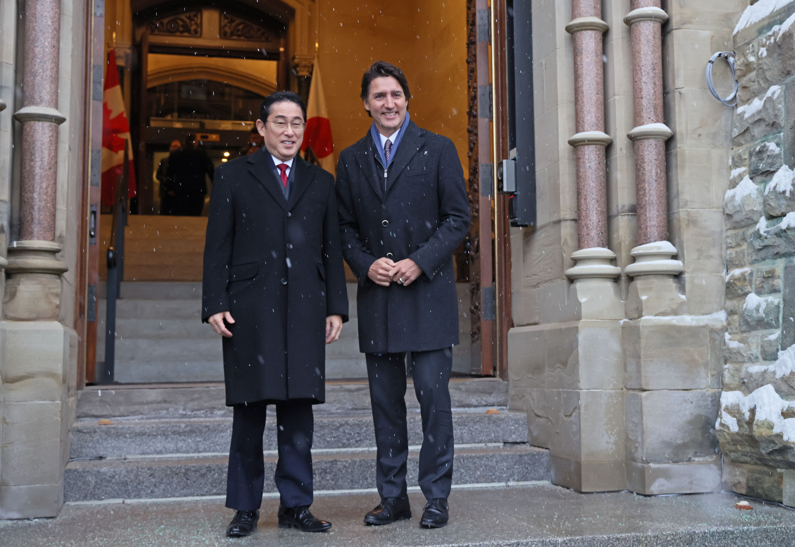 Prime Minister Kishida receiving greetings from Prime Minster Trudeau of Canada (2)