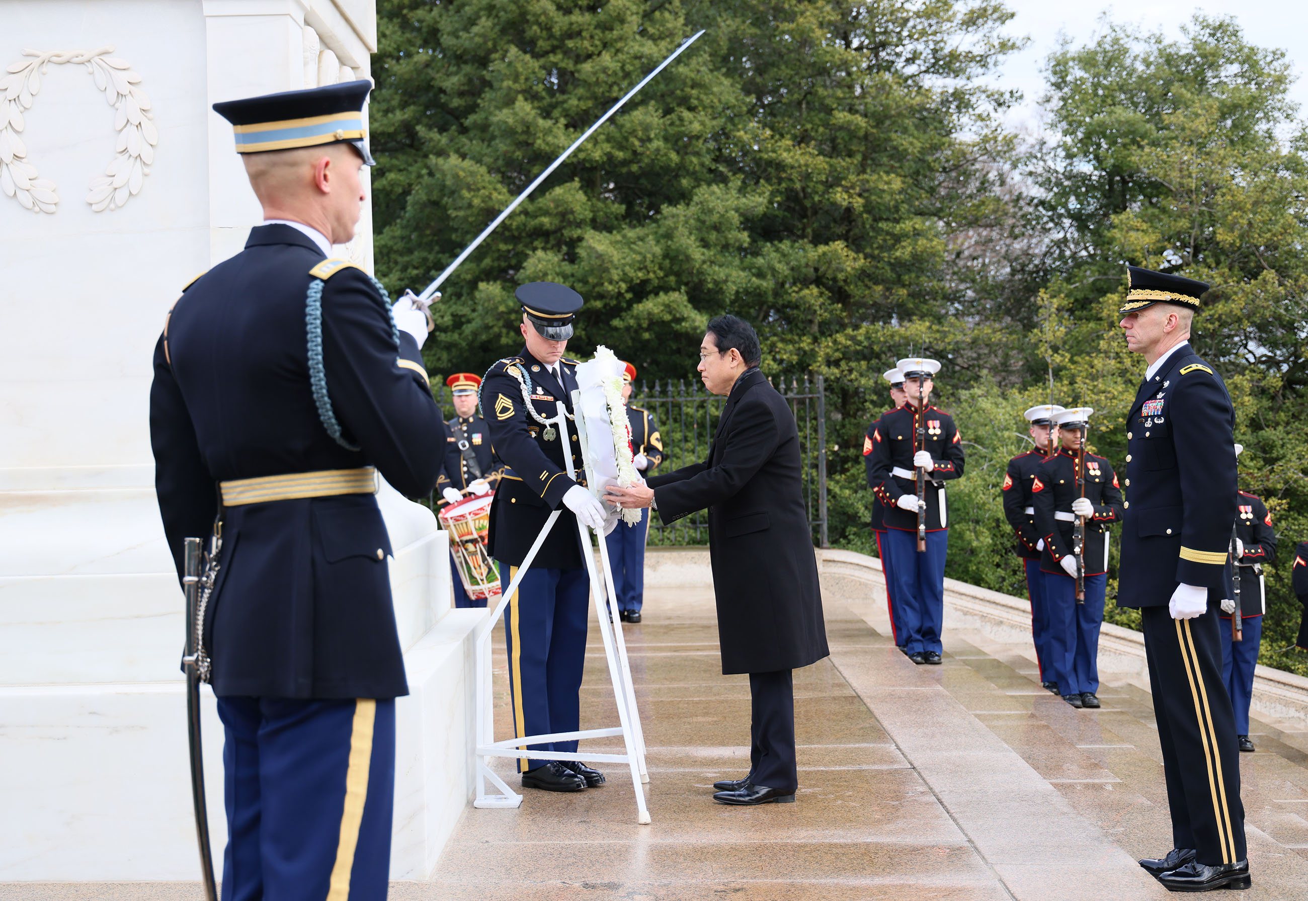 Prime Minister Kishida offering flowers at Arlington National Cemetery (1)