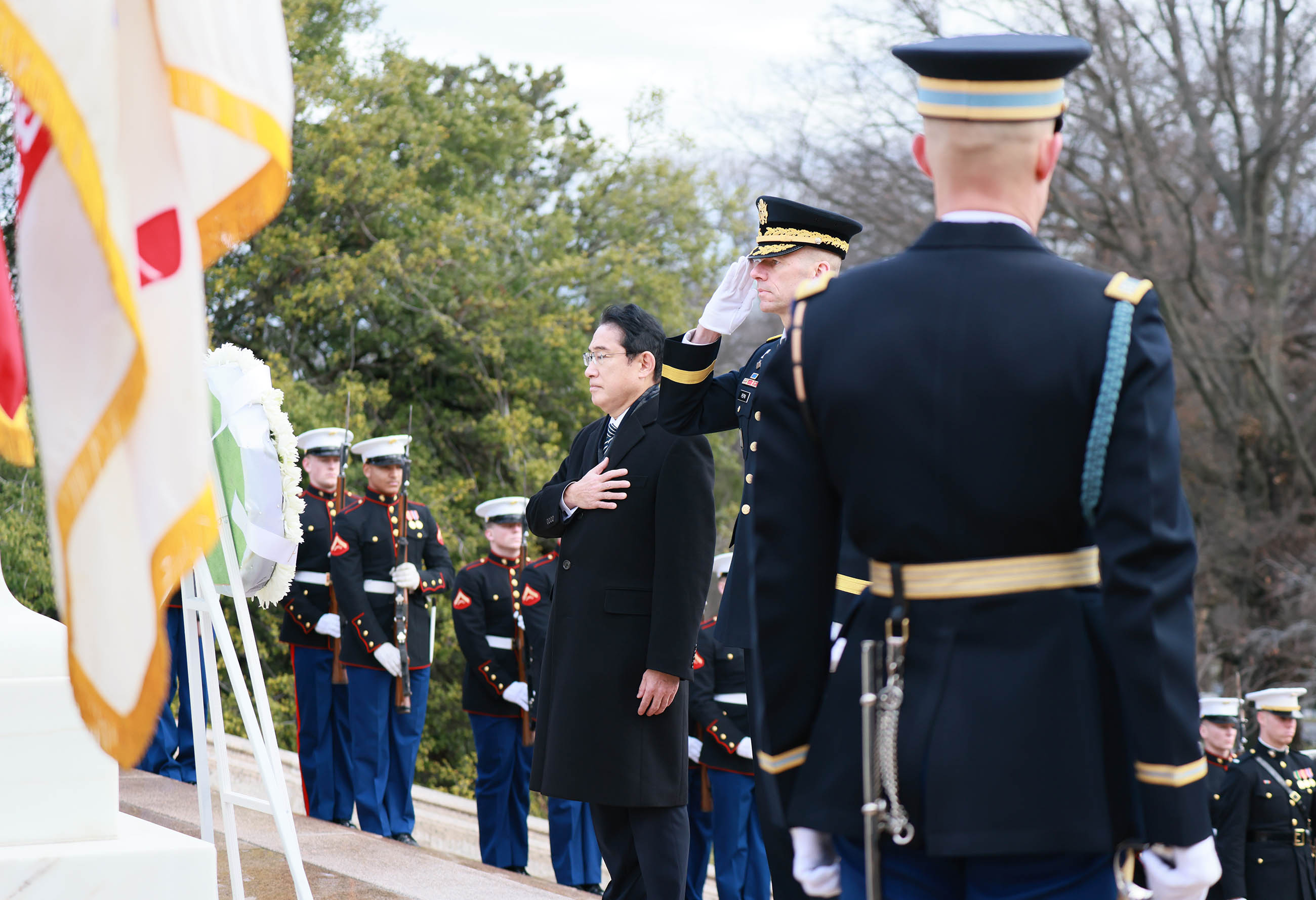Prime Minister Kishida offering flowers at Arlington National Cemetery (3)