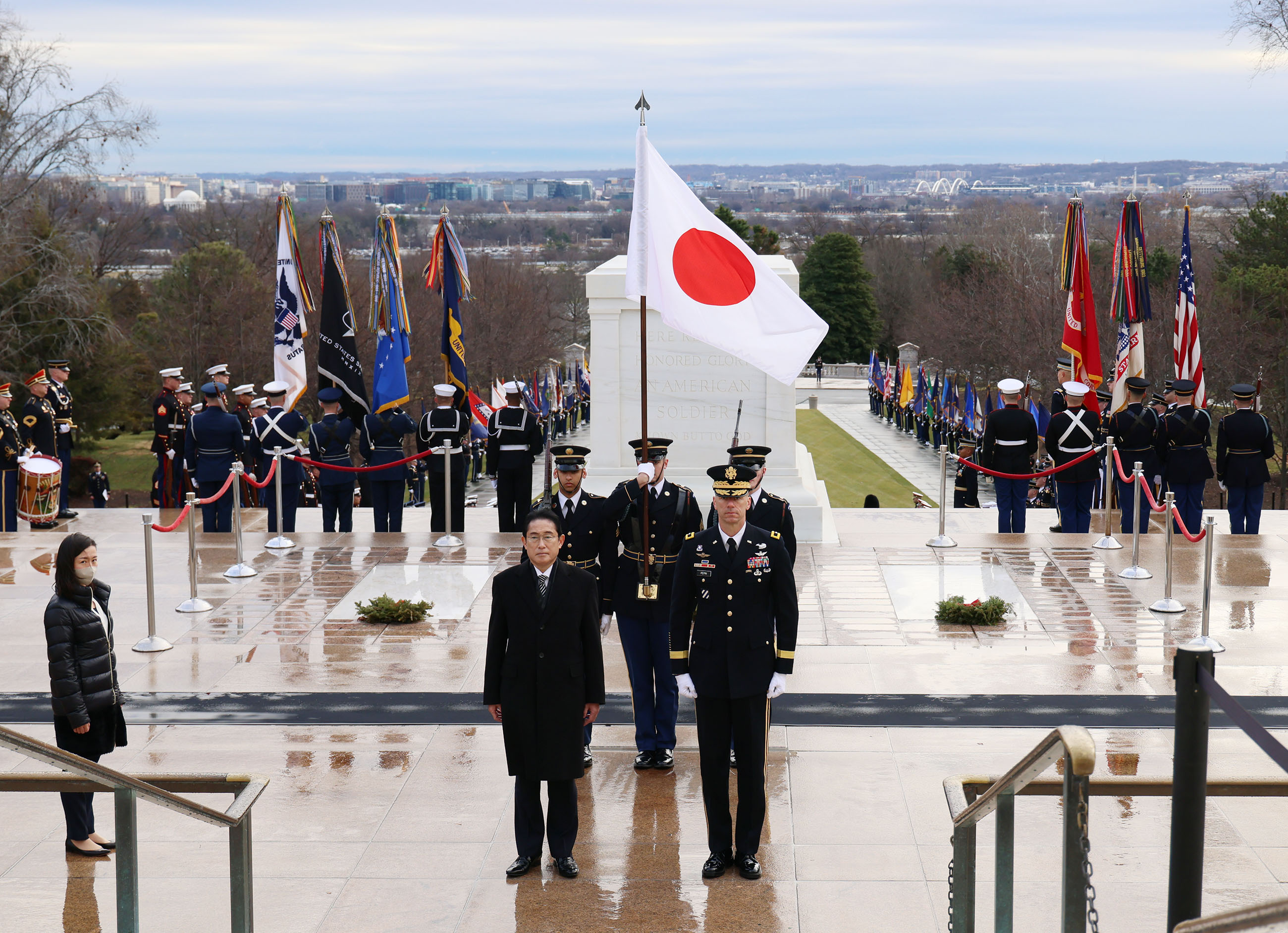 Prime Minister Kishida offering flowers at Arlington National Cemetery (4)