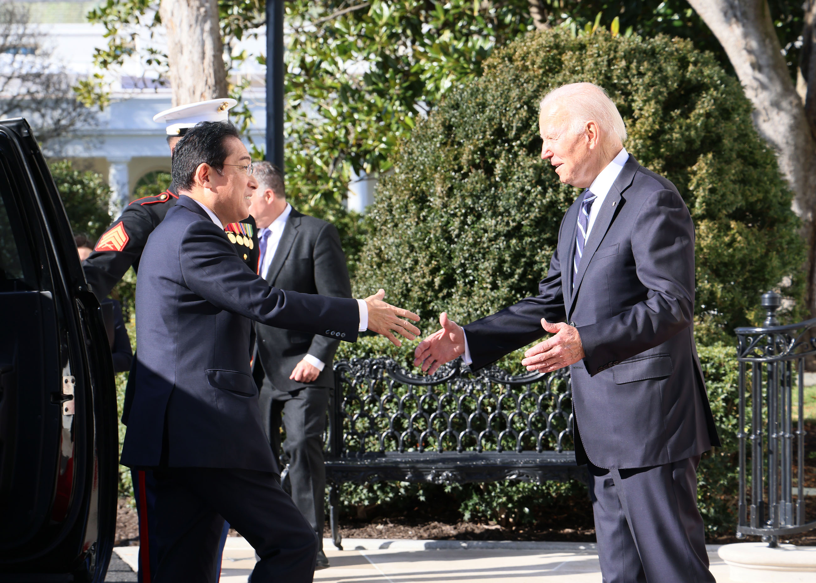Prime Minister Kishida receiving greetings from President Biden of the United States (1)