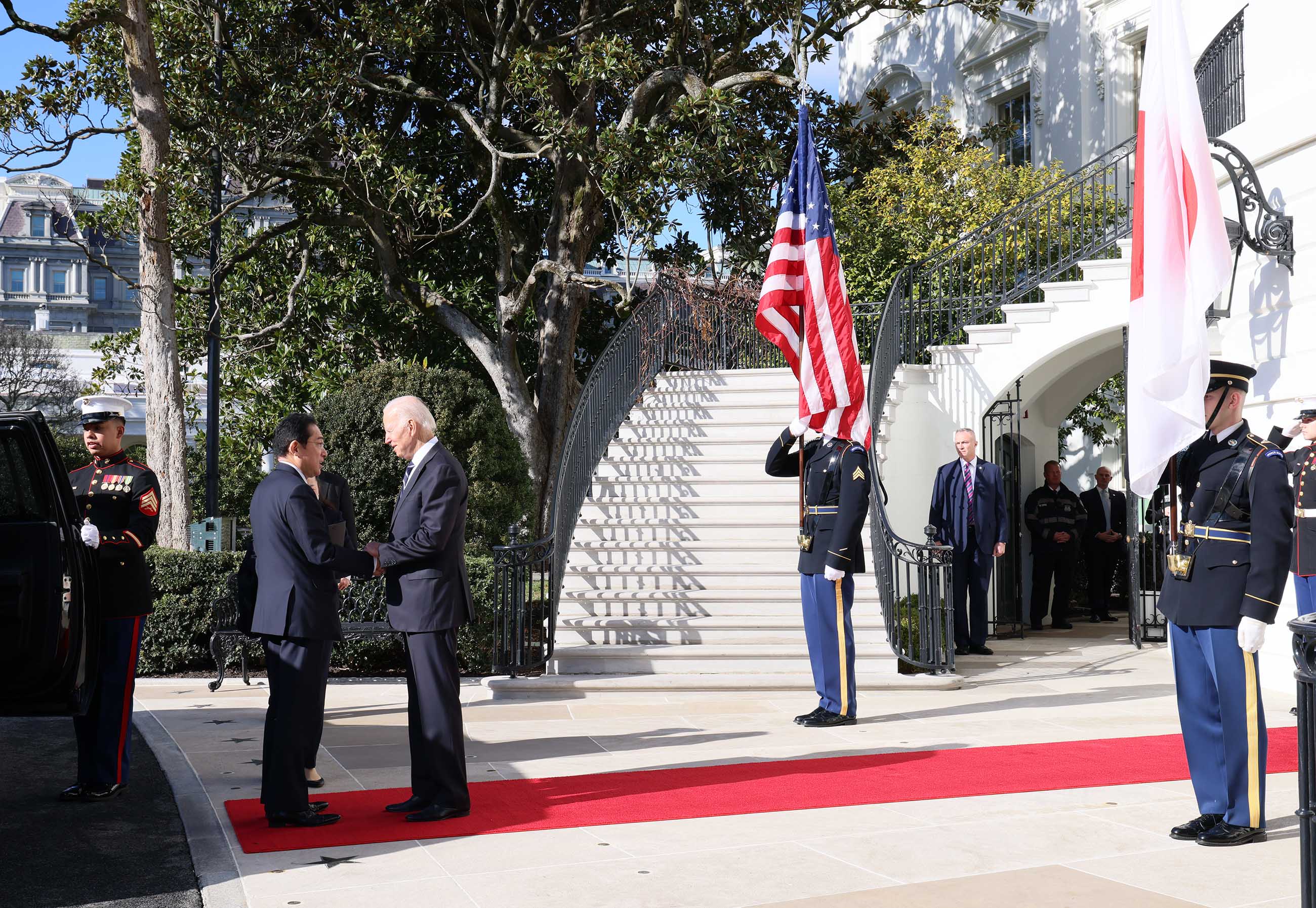 Prime Minister Kishida receiving greetings from President Biden of the United States (2)