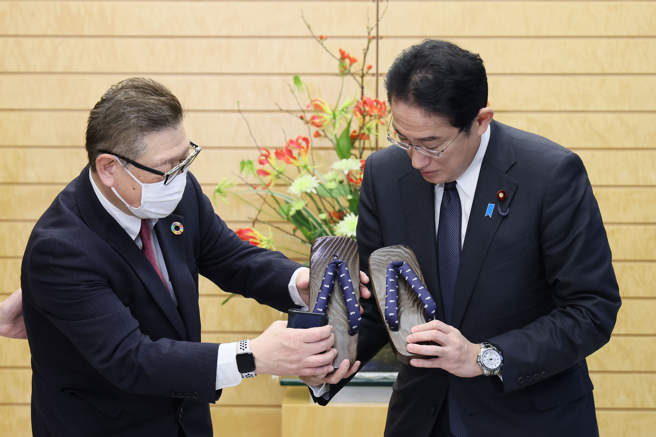 Prime Minister Kishida receiving geta sandals made from repurposed neckties (2)