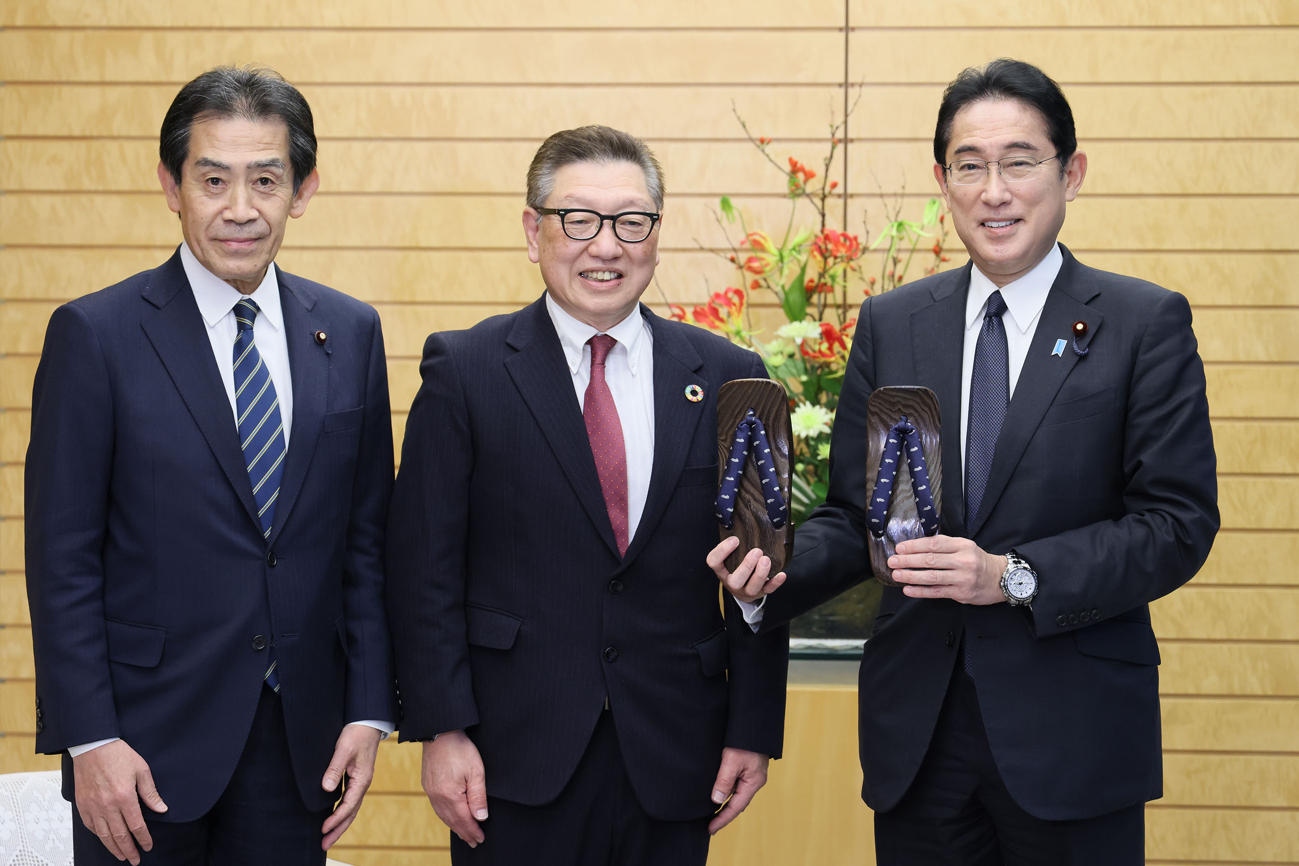 Prime Minister Kishida receiving geta sandals made from repurposed neckties (1)