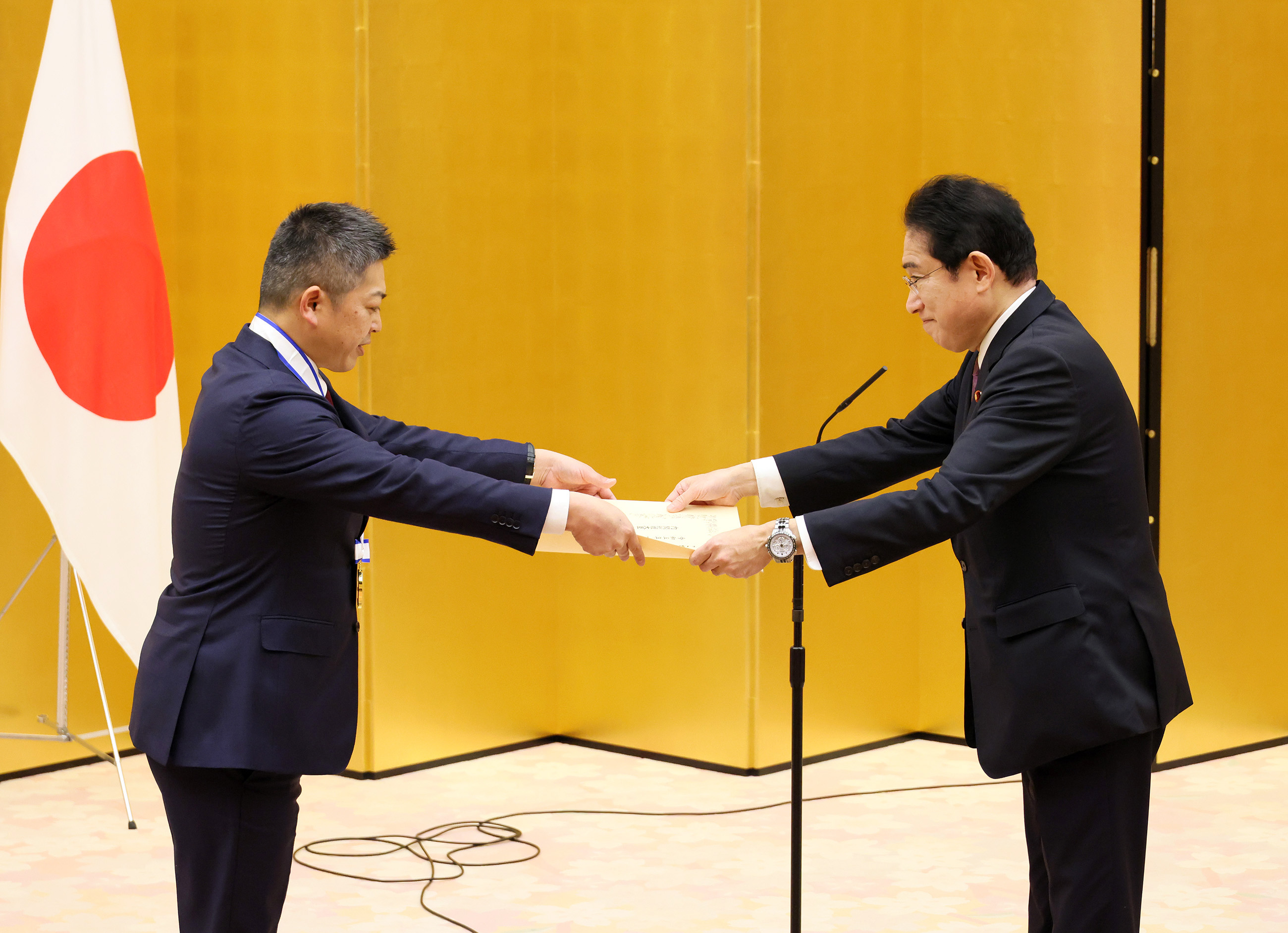 Prime Minister Kishida presenting a certificate of award (3)