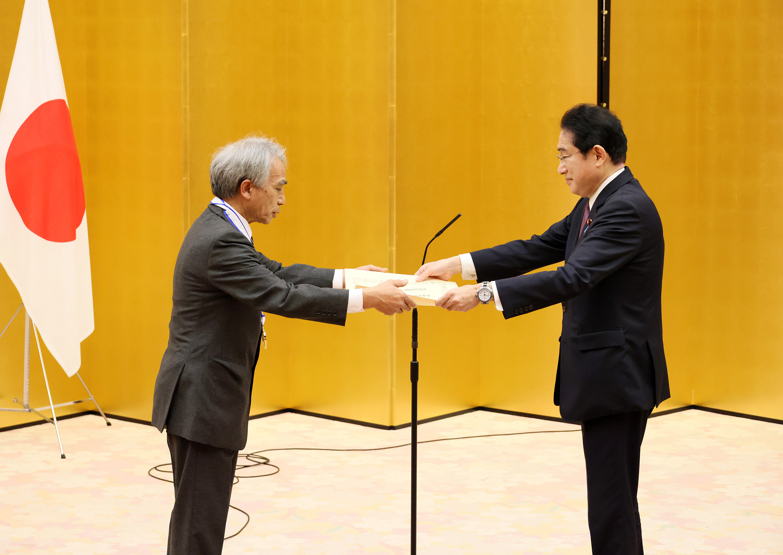 Prime Minister Kishida presenting a certificate of award (6)