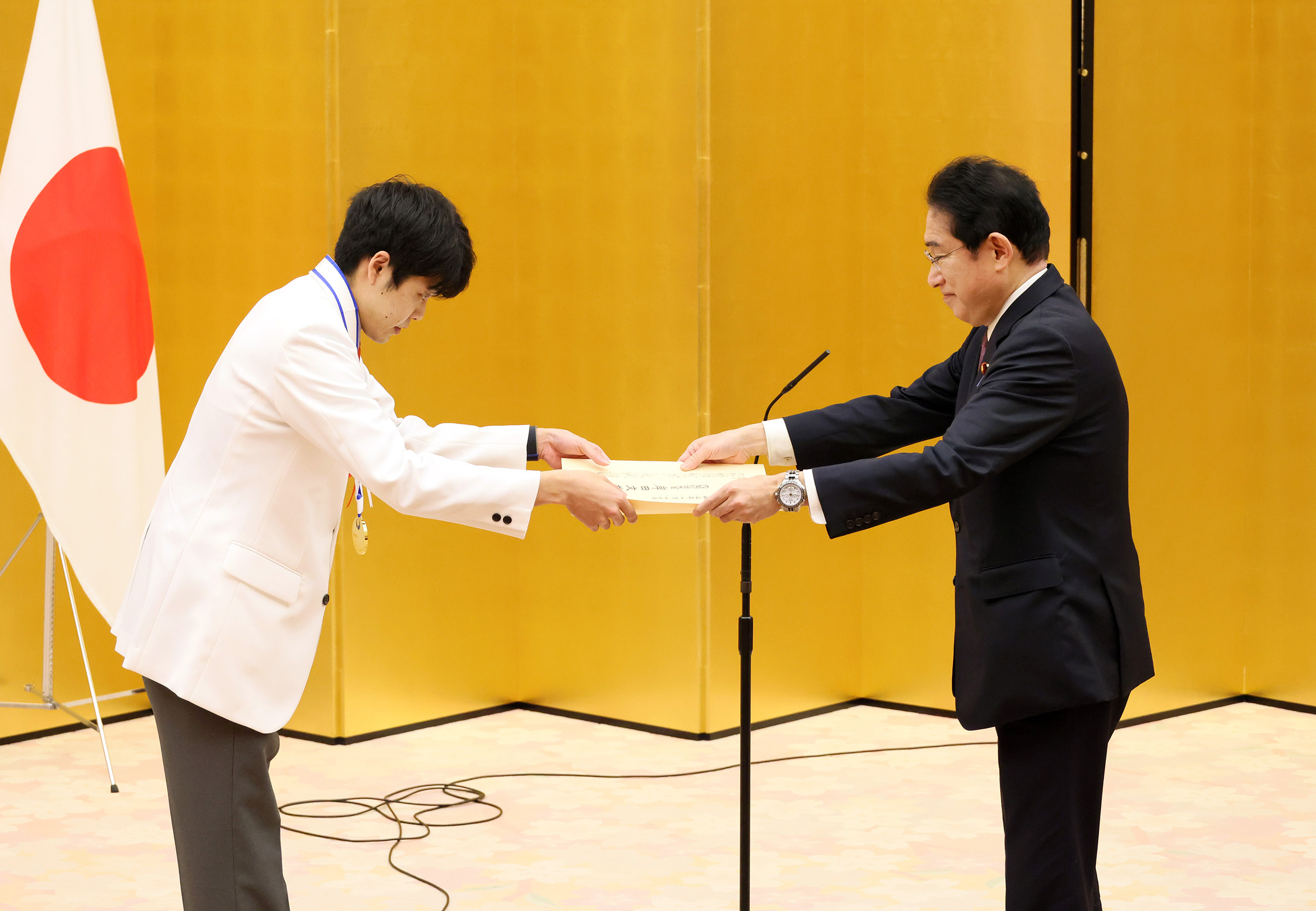 Prime Minister Kishida presenting a certificate of award (7)