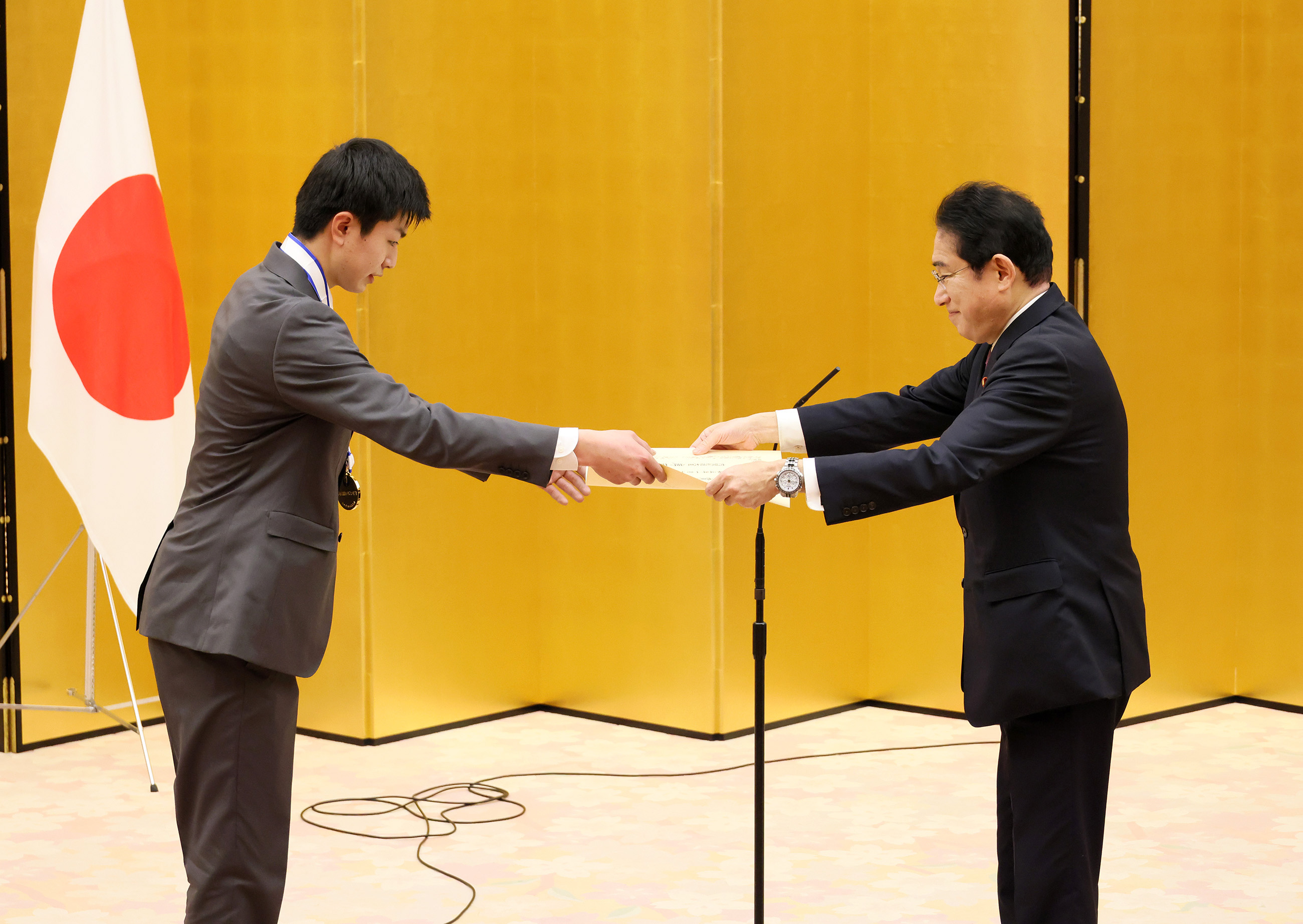Prime Minister Kishida presenting a certificate of award (8)