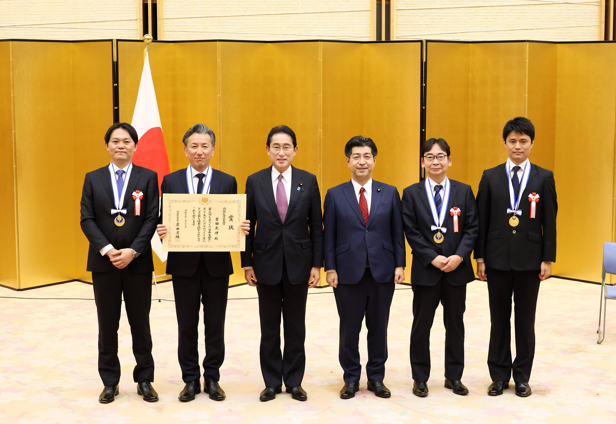 Commemorative photo session with award winners (1)