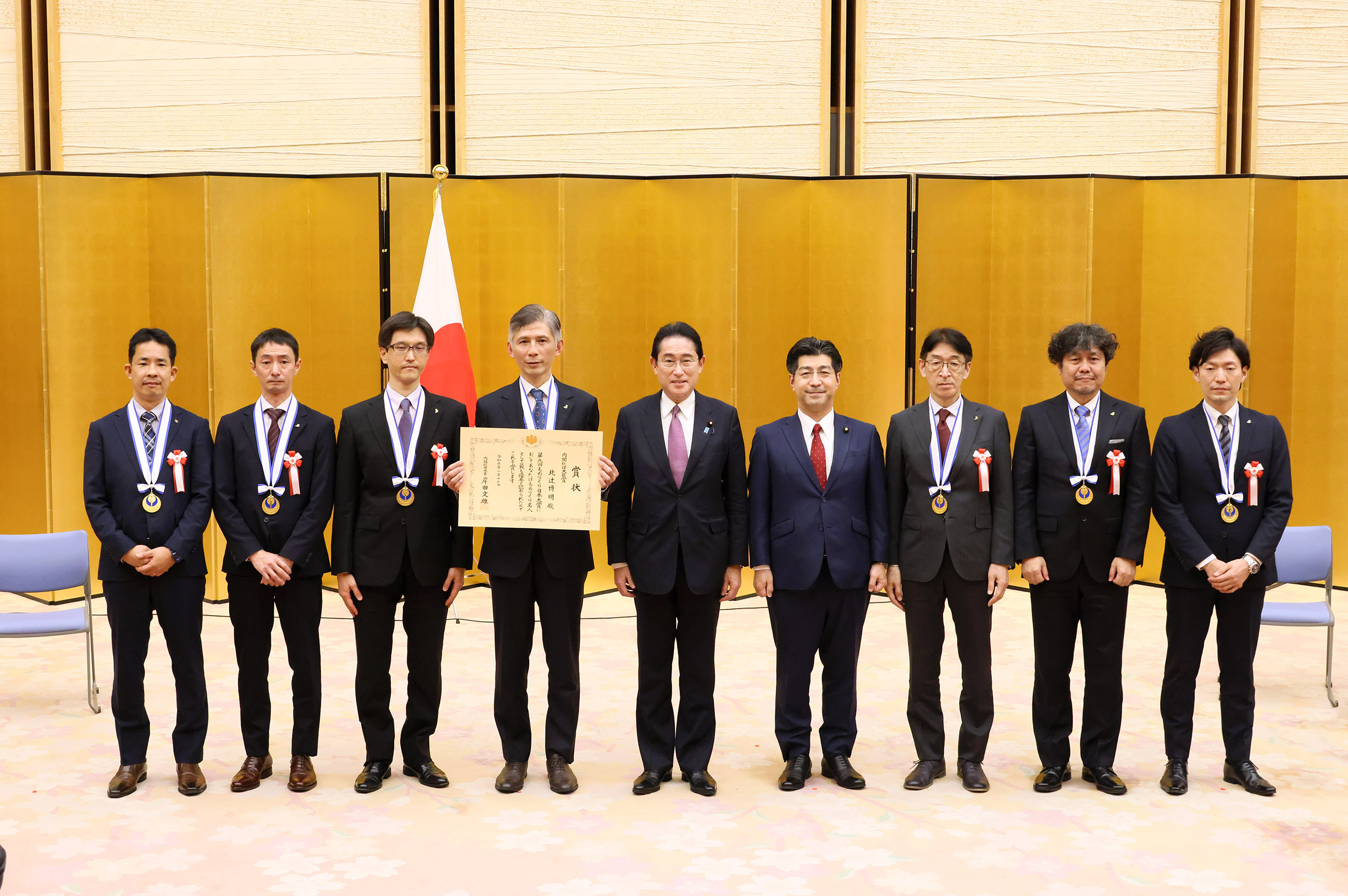 Commemorative photo session with award winners (2)