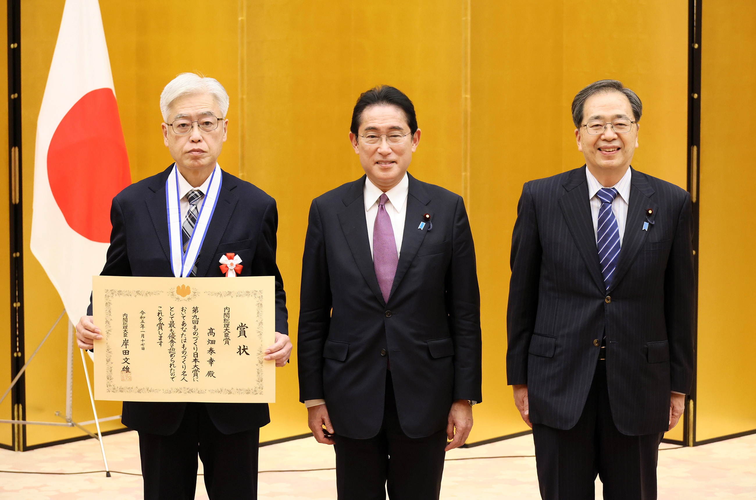 Commemorative photo session with award winners (5)