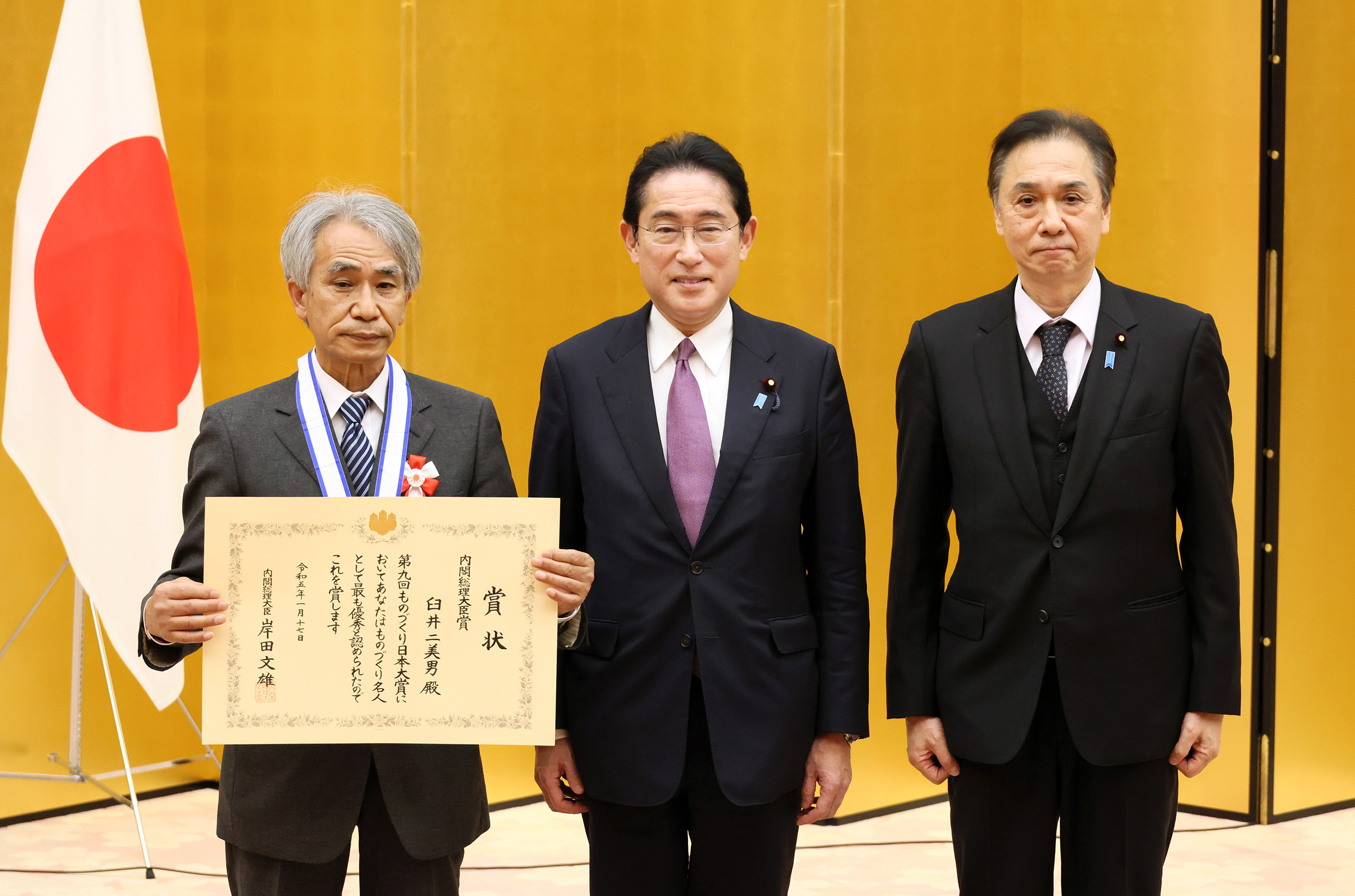 Commemorative photo session with award winners (6)