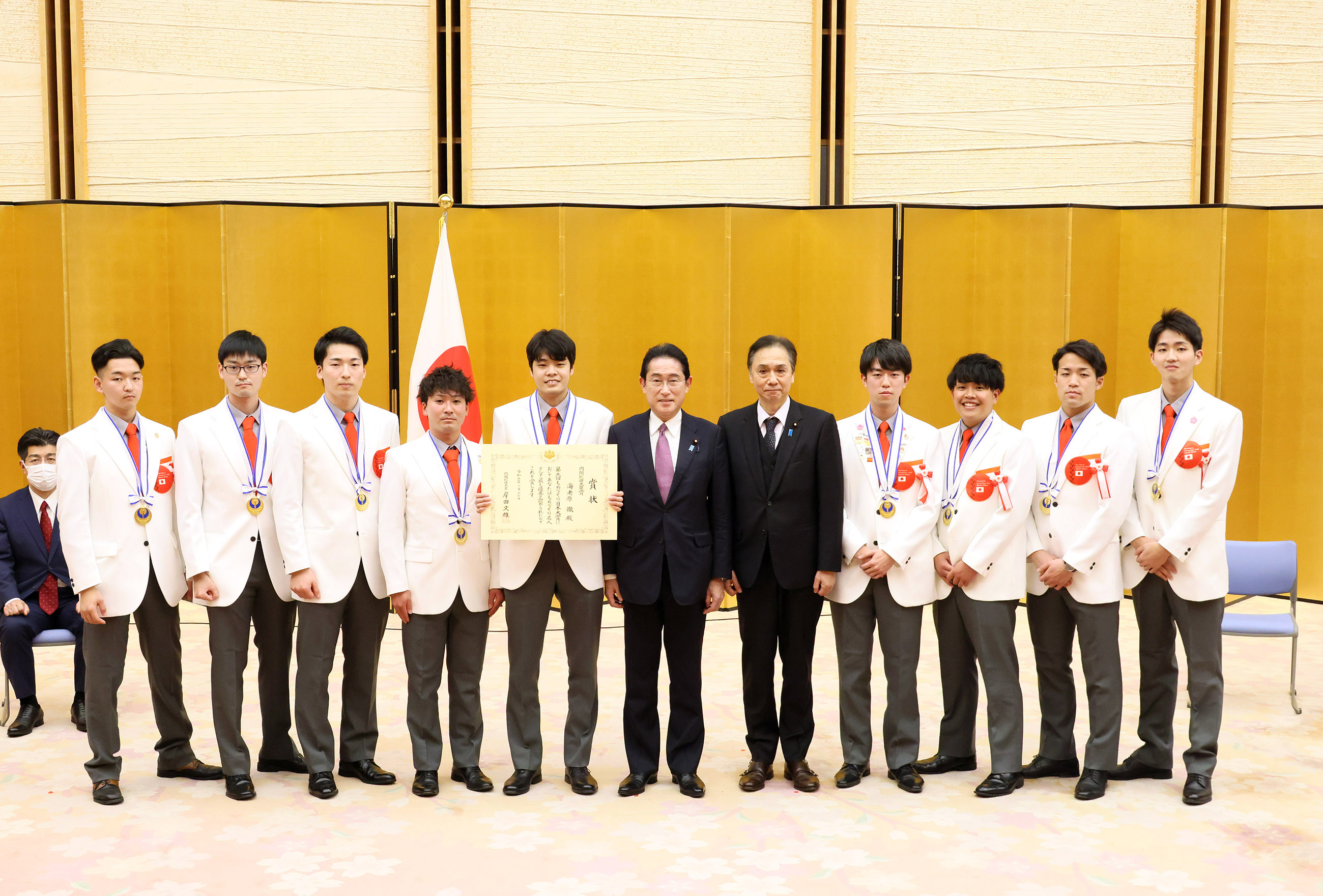Commemorative photo session with award winners (7)
