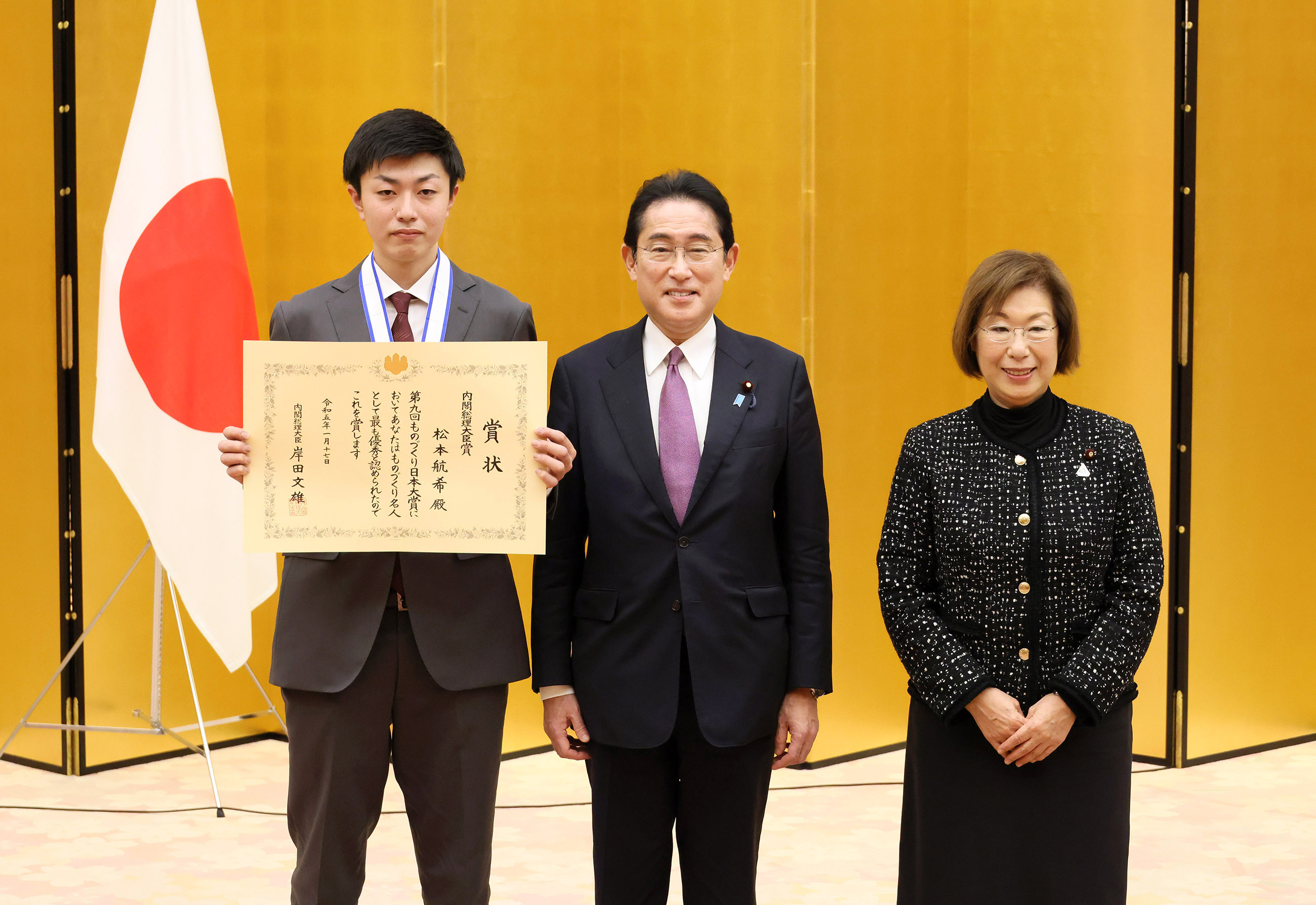 Commemorative photo session with award winners (8)