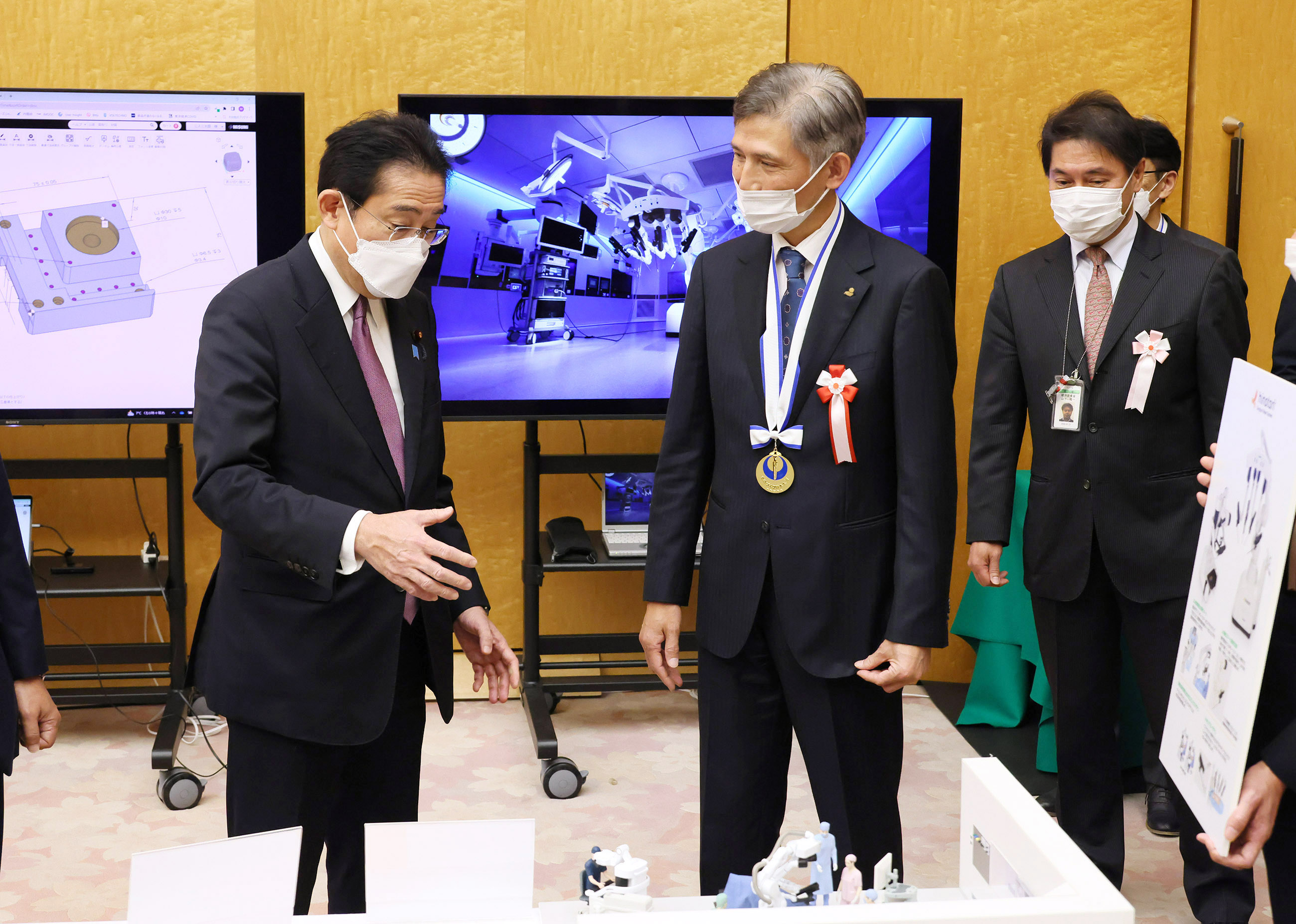 Prime Minister Kishida receiving an explanation on a product sample on display (1)