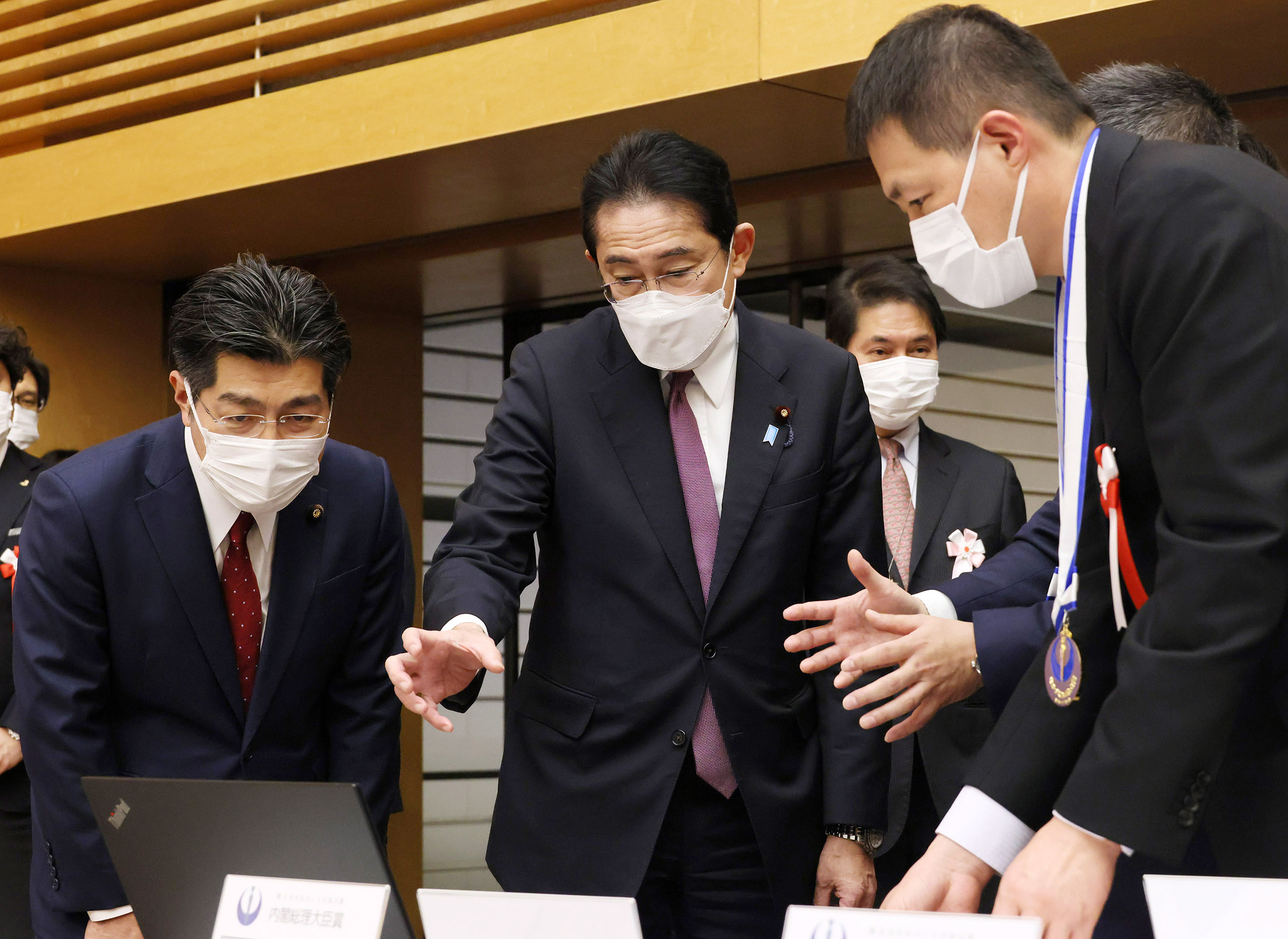 Prime Minister Kishida receiving an explanation on a product sample on display (3)