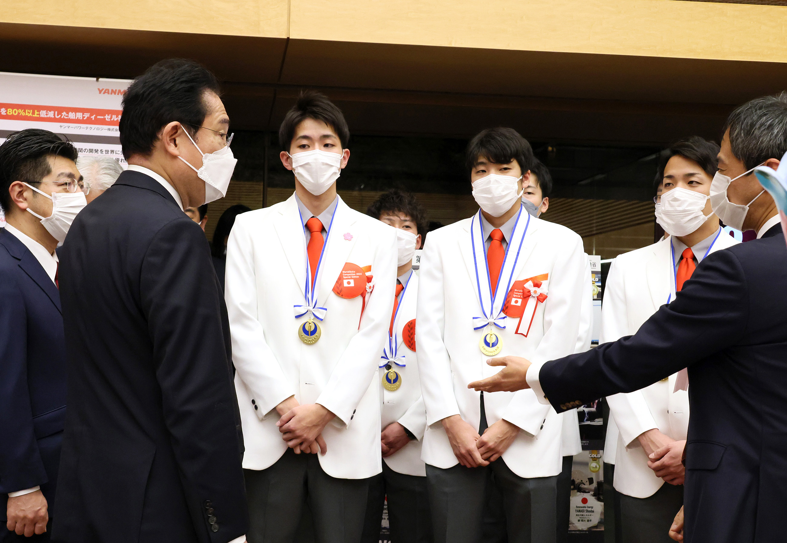 Prime Minister Kishida receiving an explanation on a product sample on display (6)