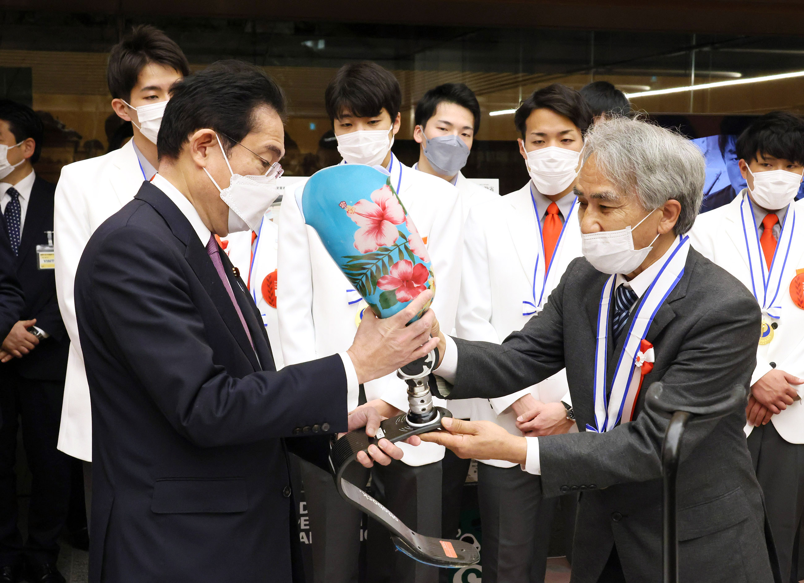 Prime Minister Kishida receiving an explanation on a product sample on display (7)