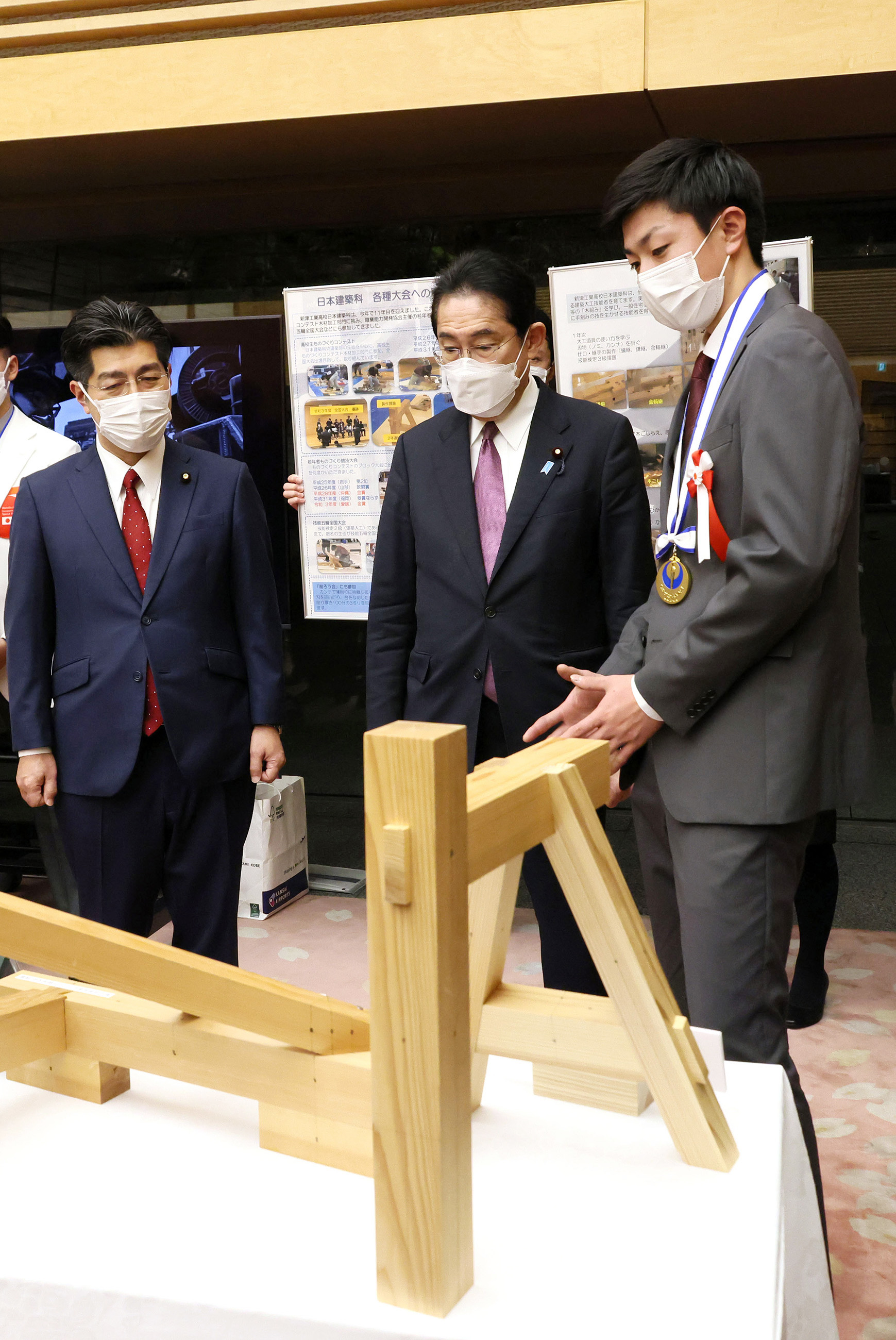 Prime Minister Kishida receiving an explanation on a product sample on display (8)