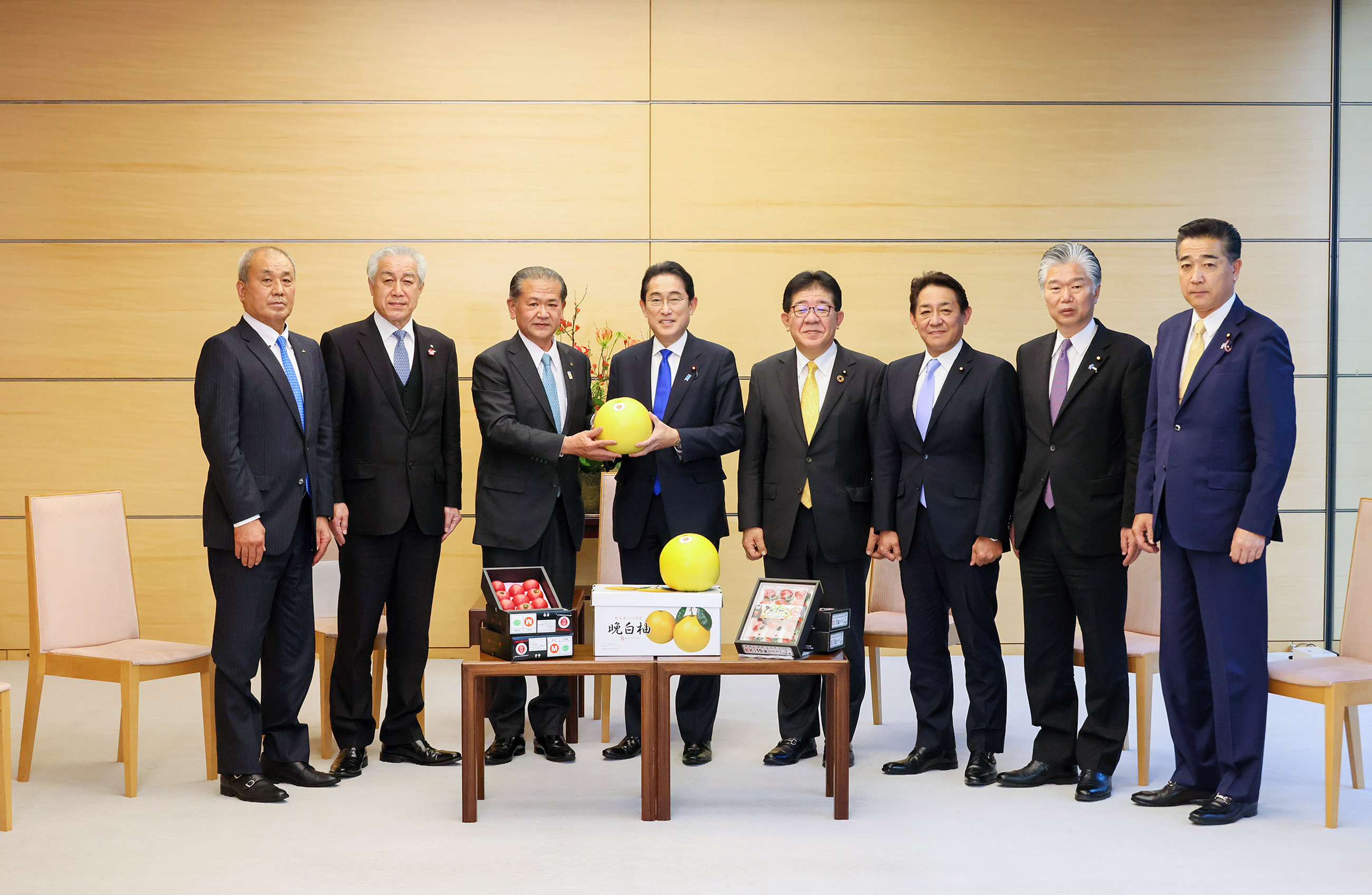 Prime Minister Kishida receiving gifts (1)