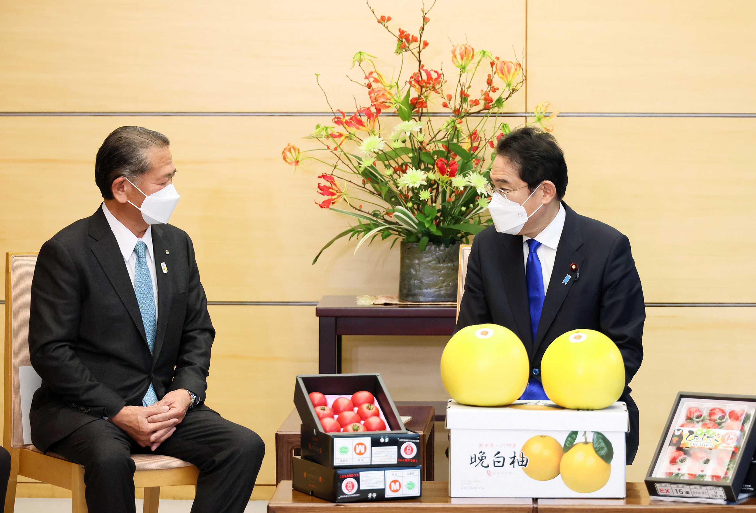 Prime Minister Kishida receiving gifts (4)