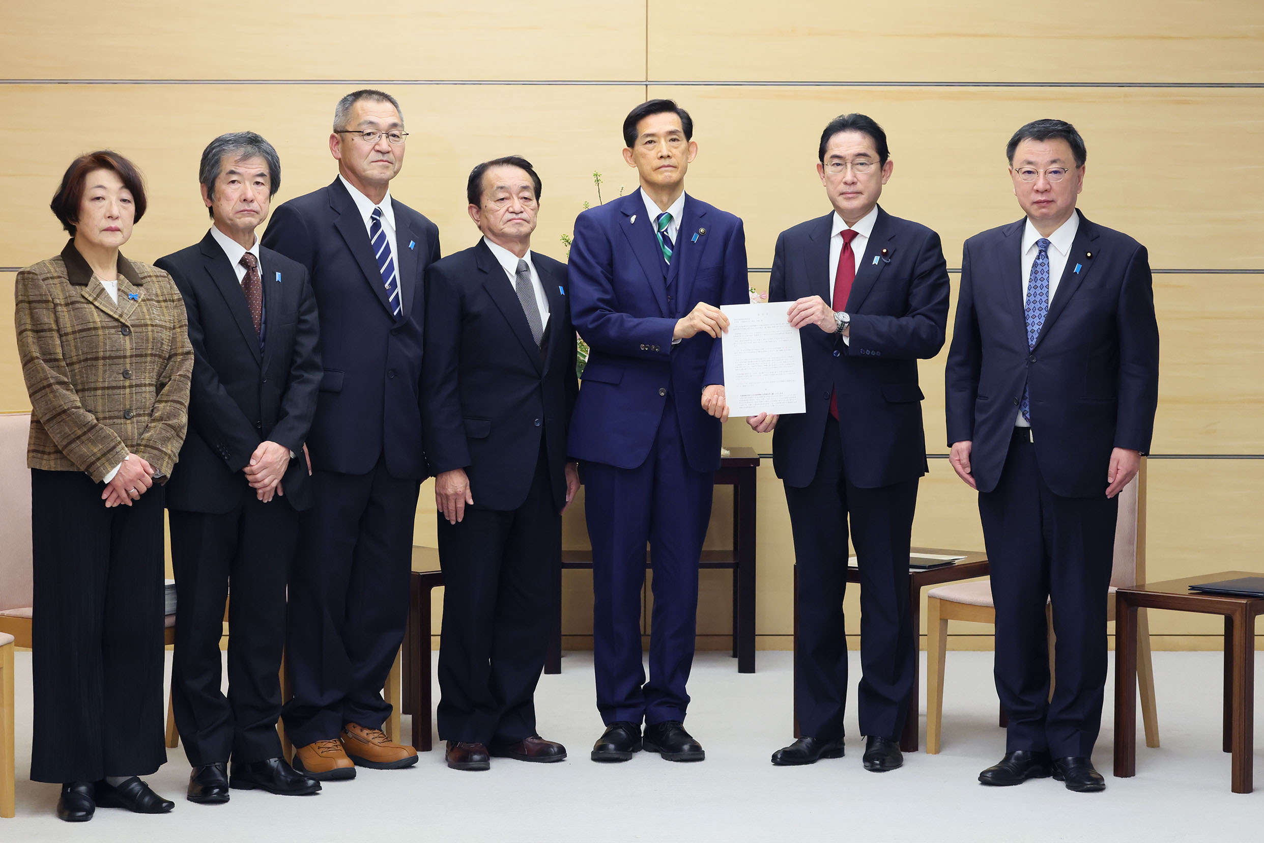 Prime Minister Kishida receiving a written request (1)