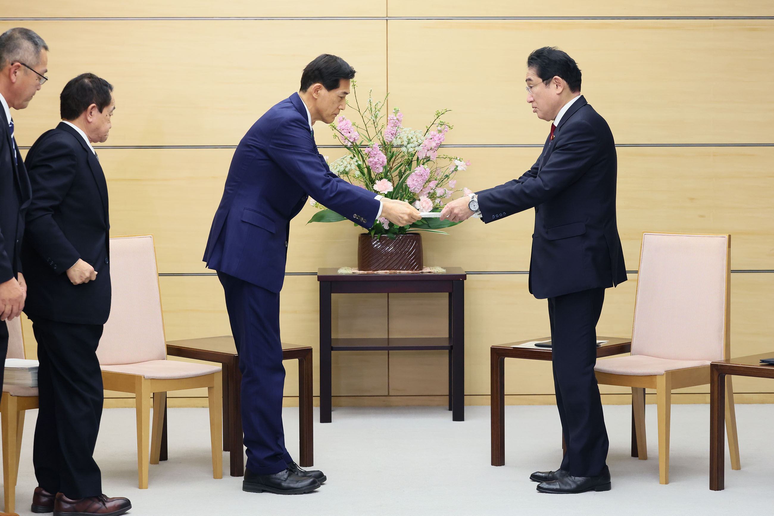 Prime Minister Kishida receiving a written request (2)