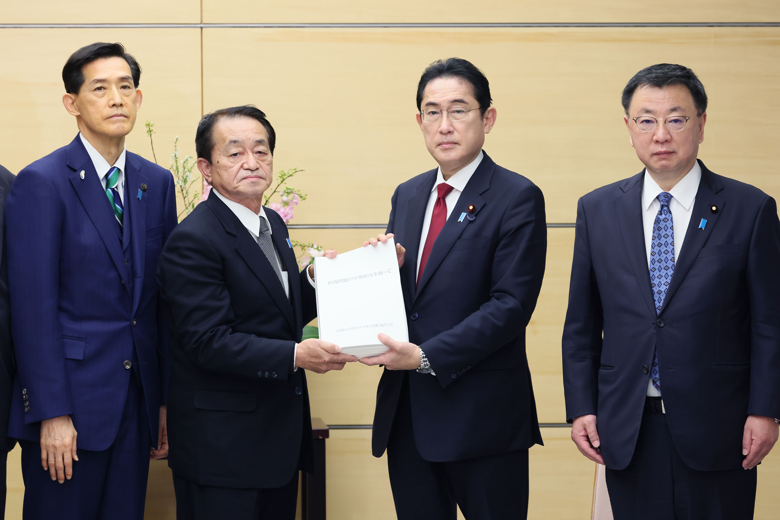 Prime Minister Kishida receiving a list of signatures (1)