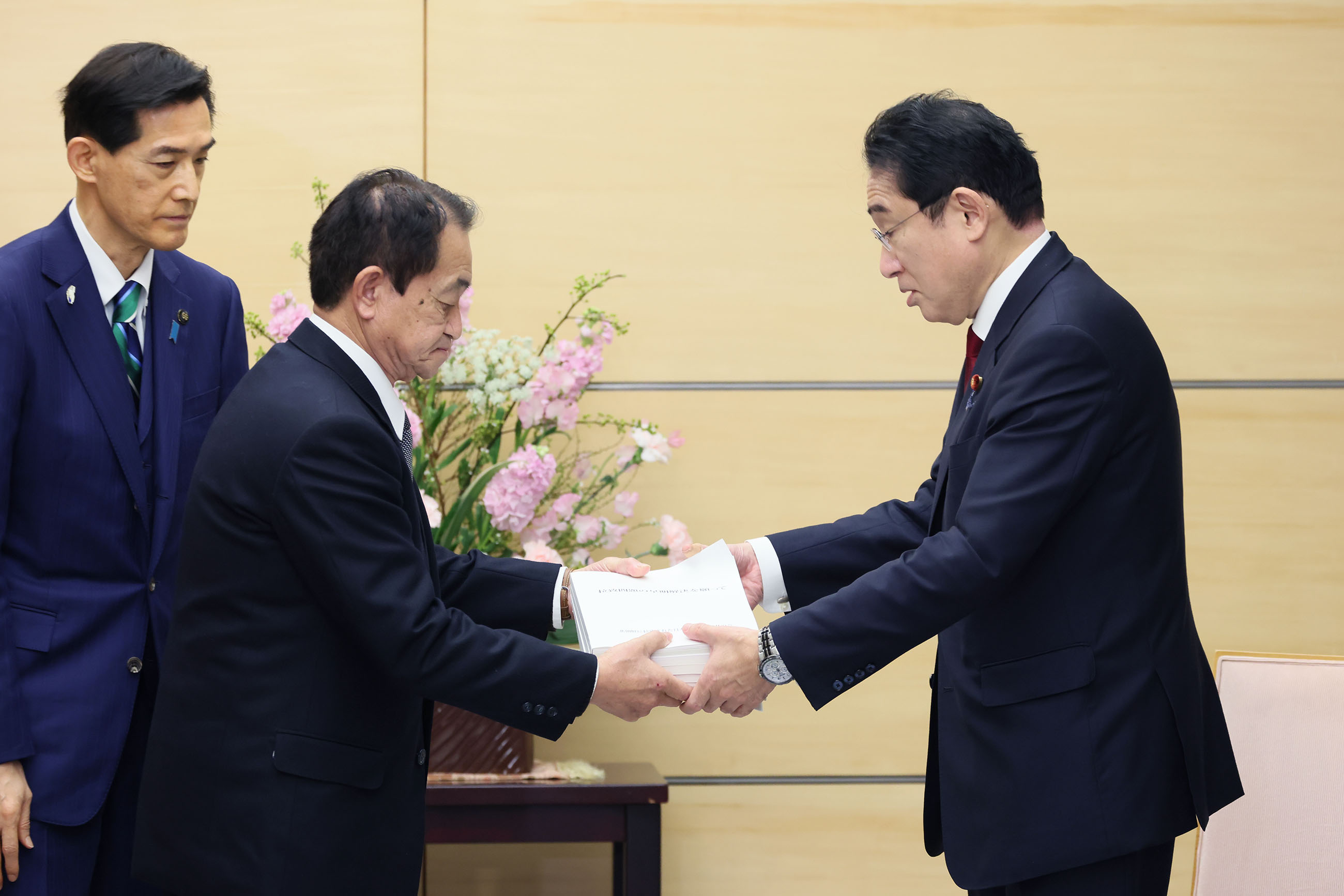 Prime Minister Kishida receiving a list of signatures (2)