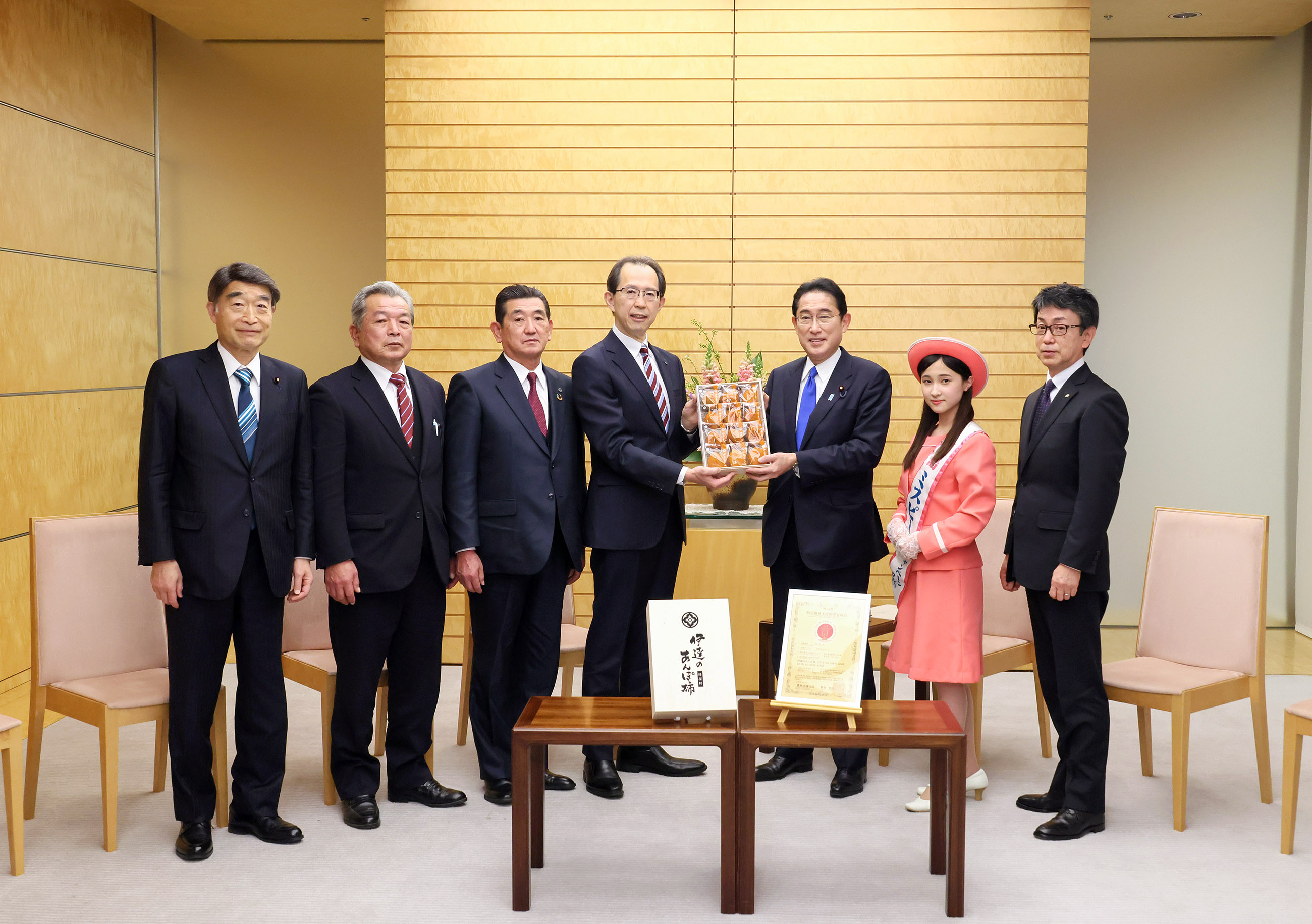 Prime Minister Kishida being presented with Anpo persimmons and receiving a courtesy call (2)