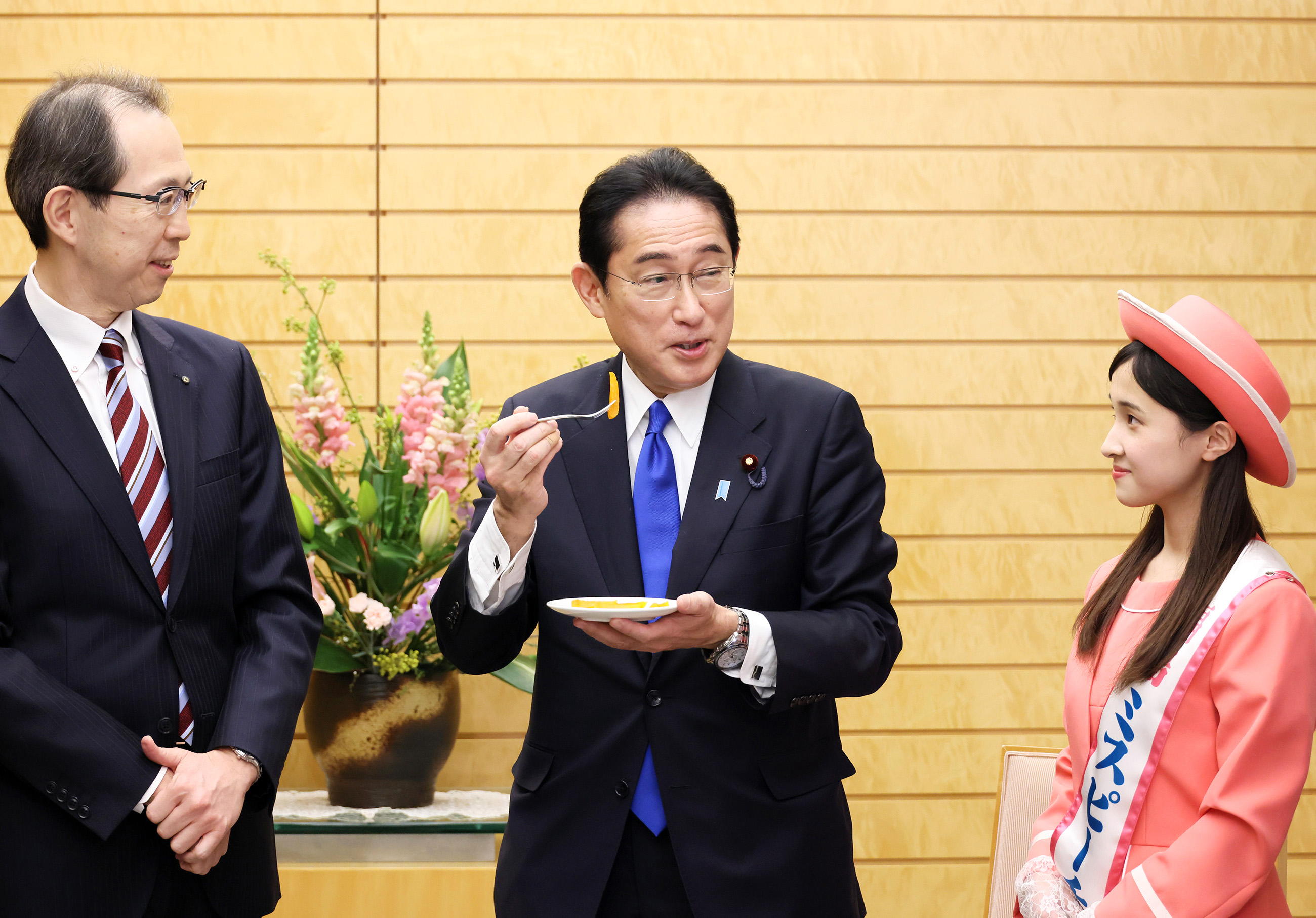 Prime Minister Kishida being presented with Anpo persimmons and receiving a courtesy call (3)