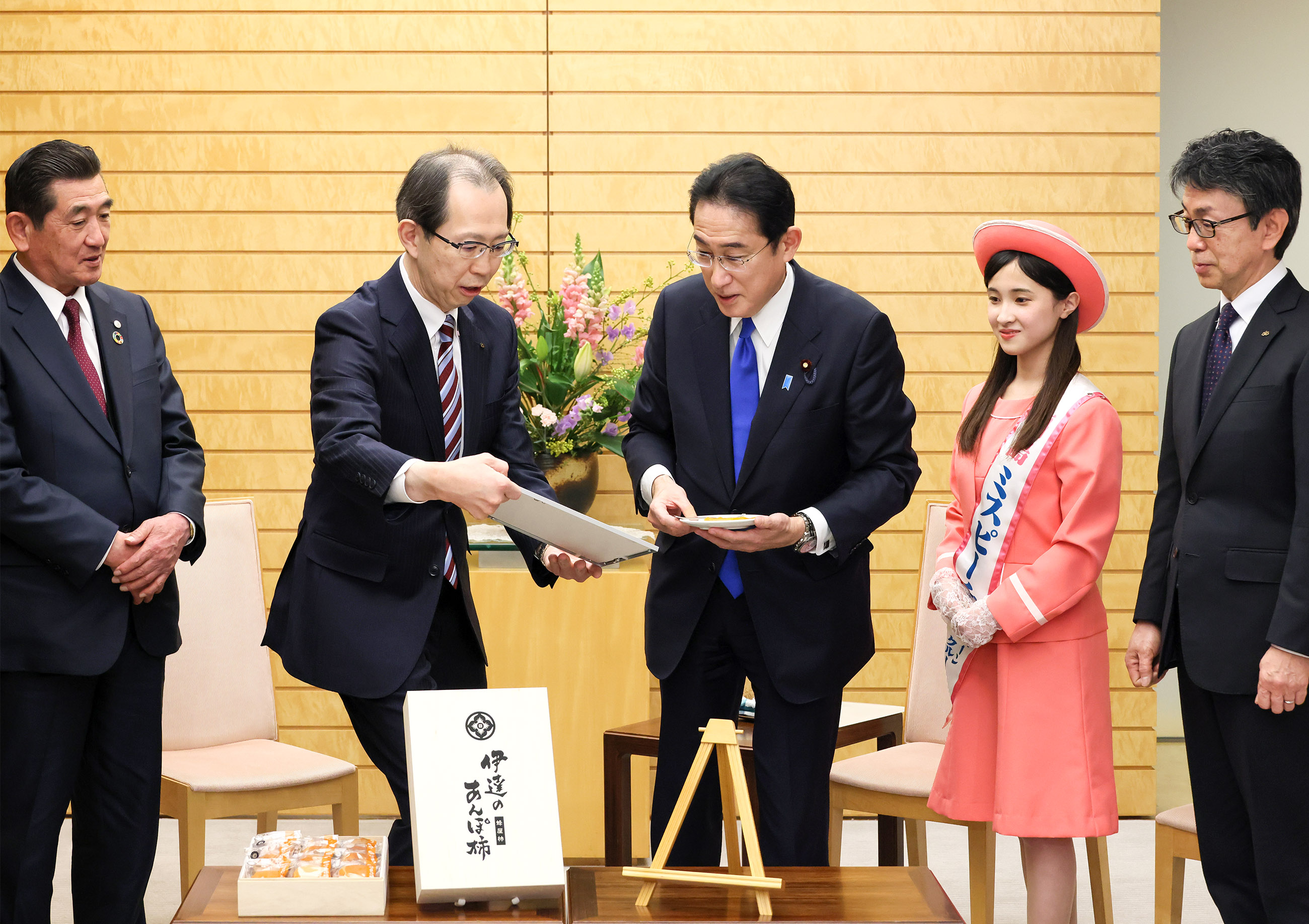 Prime Minister Kishida being presented with Anpo persimmons and receiving a courtesy call (4)