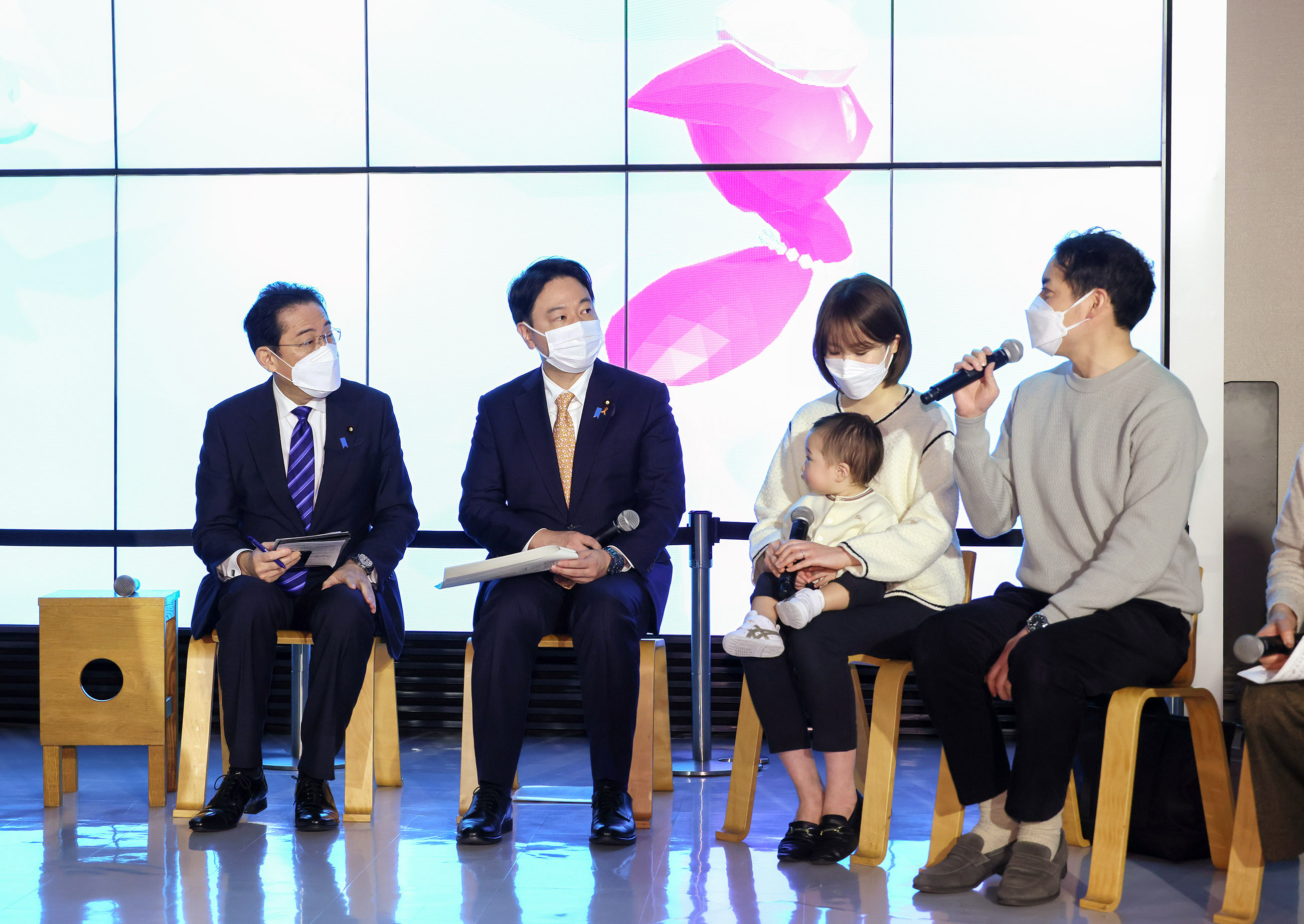Prime Minister Kishida listening to other participants in a public dialogue on policies related to children (1)