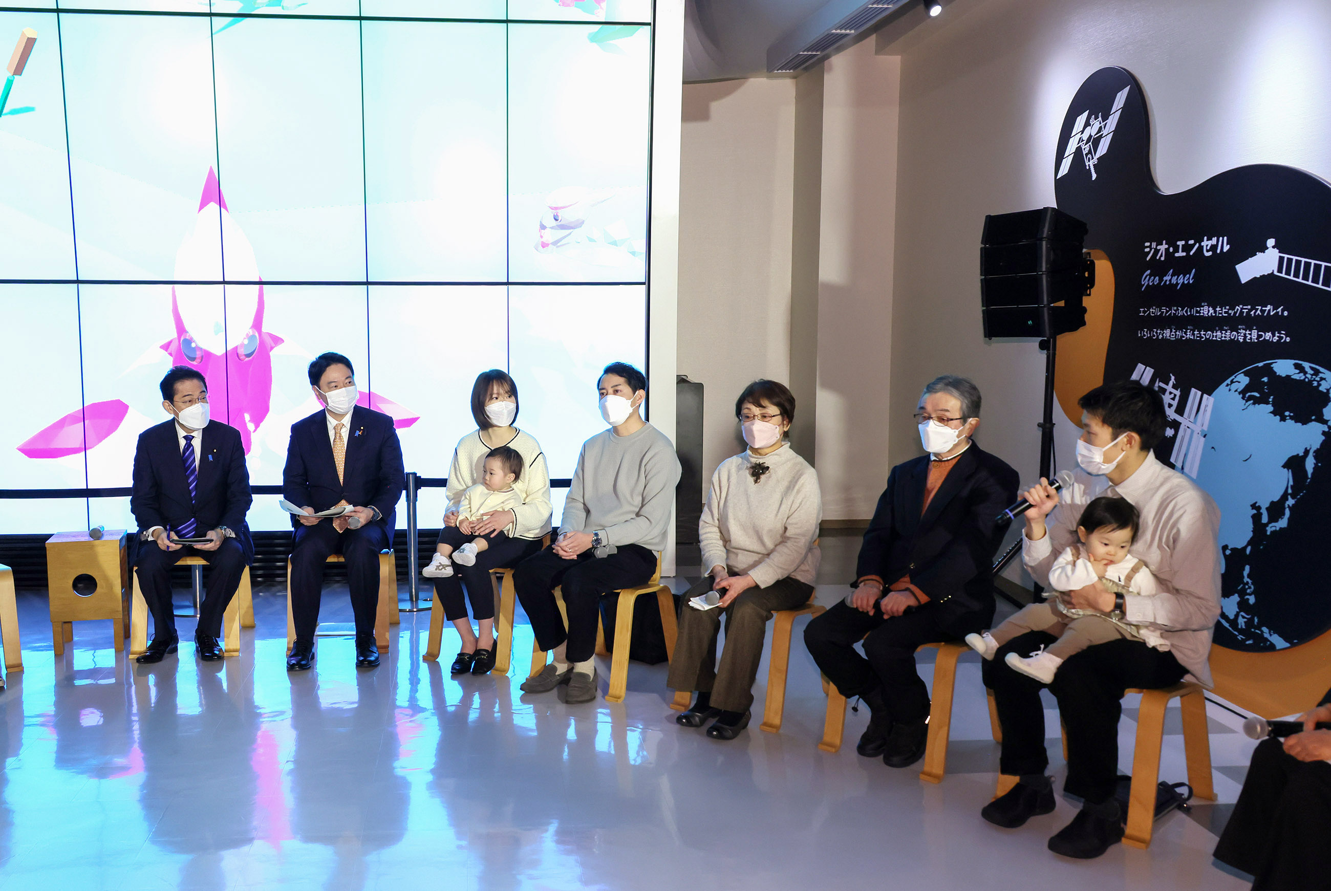Prime Minister Kishida listening to other participants in a public dialogue on policies related to children (2)