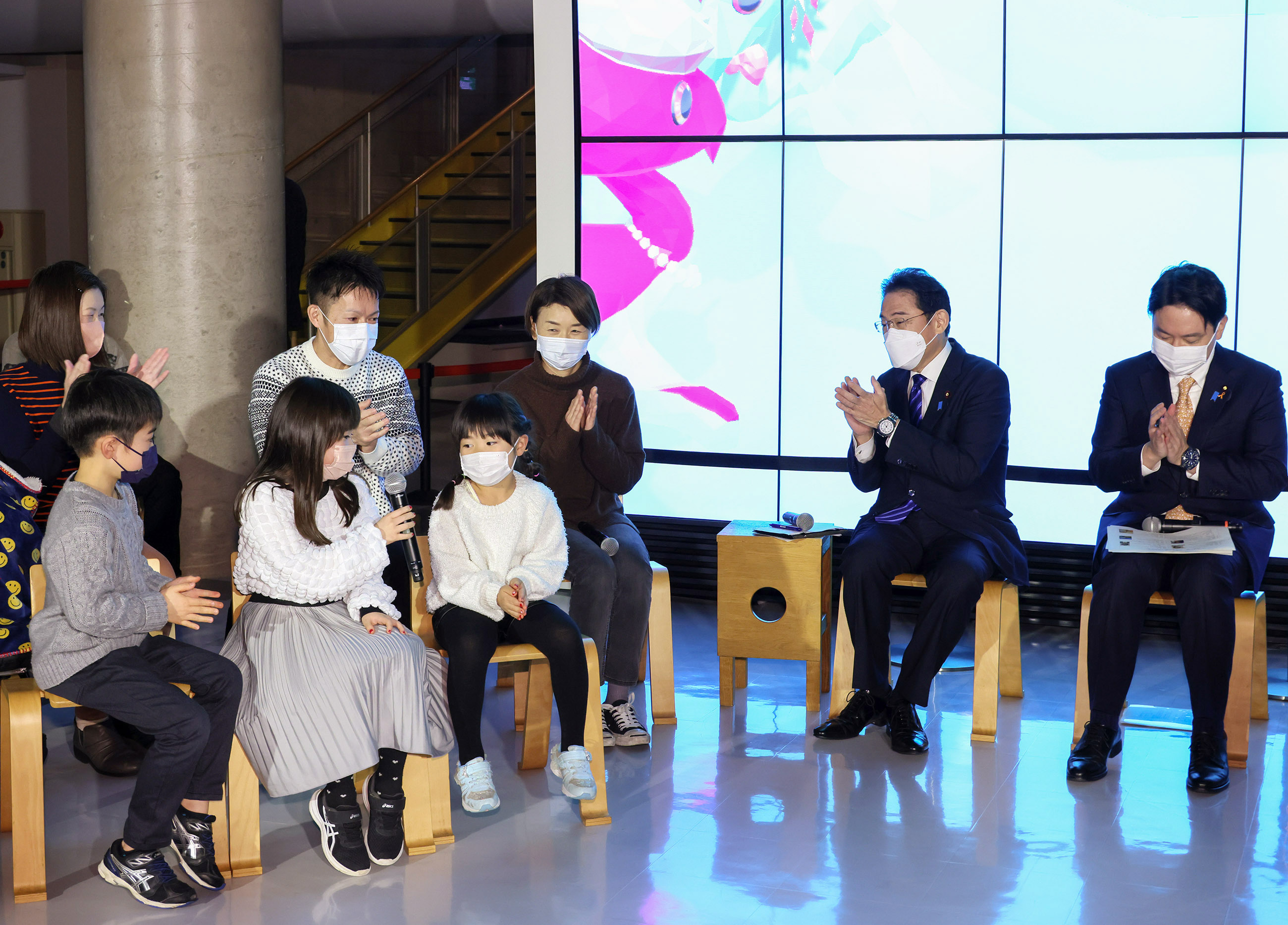 Prime Minister Kishida listening to other participants in a public dialogue on policies related to children (3)