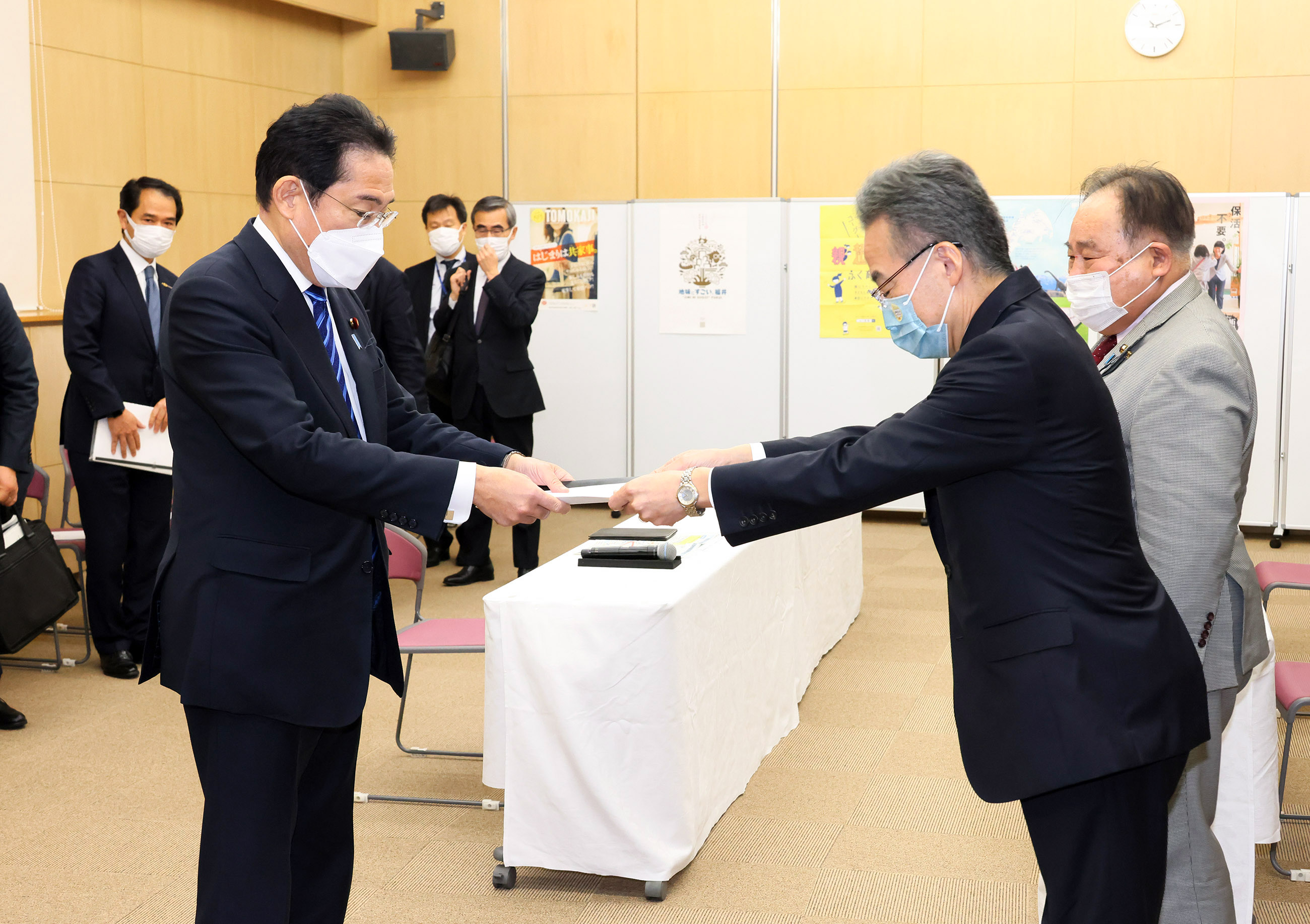 Prime Minister Kishida receiving requests regarding heavy snows from the Governor of Fukui Prefecture (1)