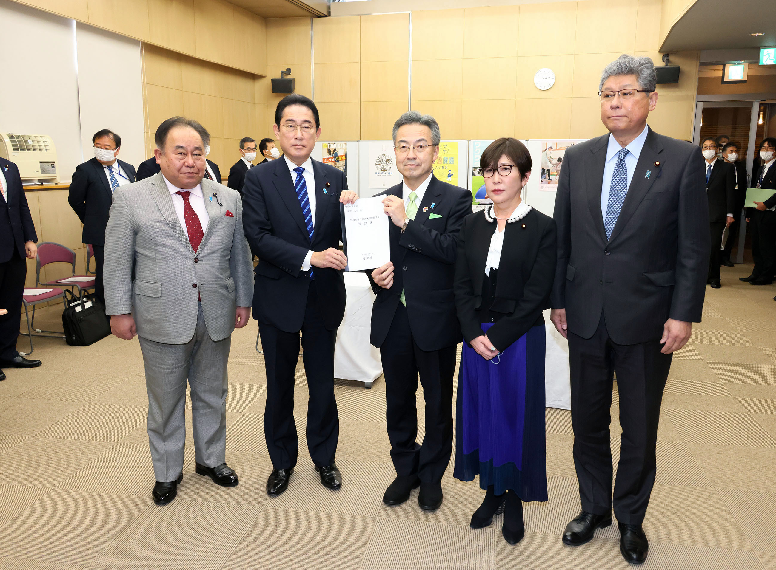 Prime Minister Kishida receiving requests regarding heavy snows from the Governor of Fukui Prefecture (3)
