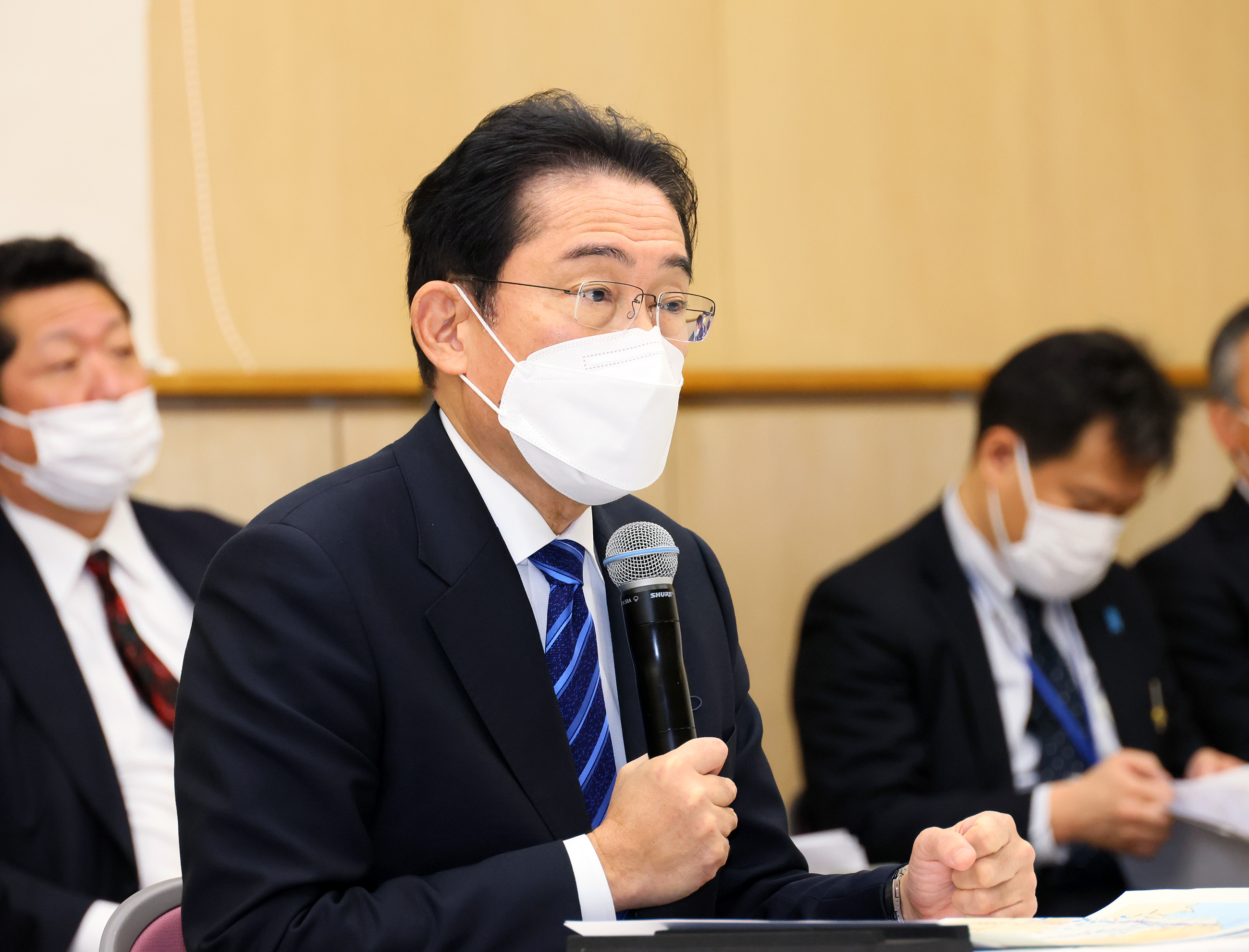 Prime Minister Kishida receiving an explanation on the state of damage from the Governor of Fukui Prefecture (1)