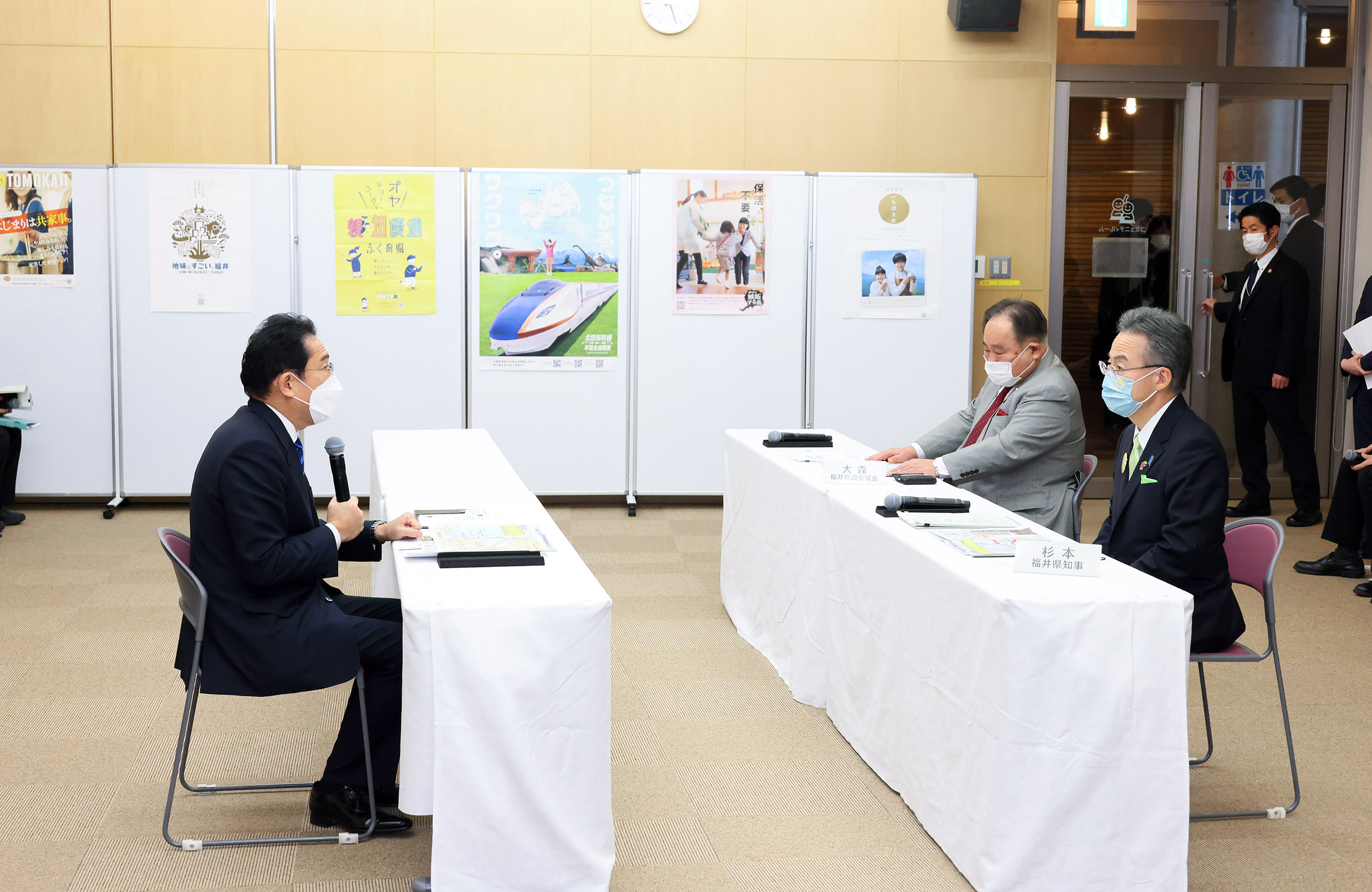 Prime Minister Kishida receiving an explanation on the state of damage from the Governor of Fukui Prefecture (2)