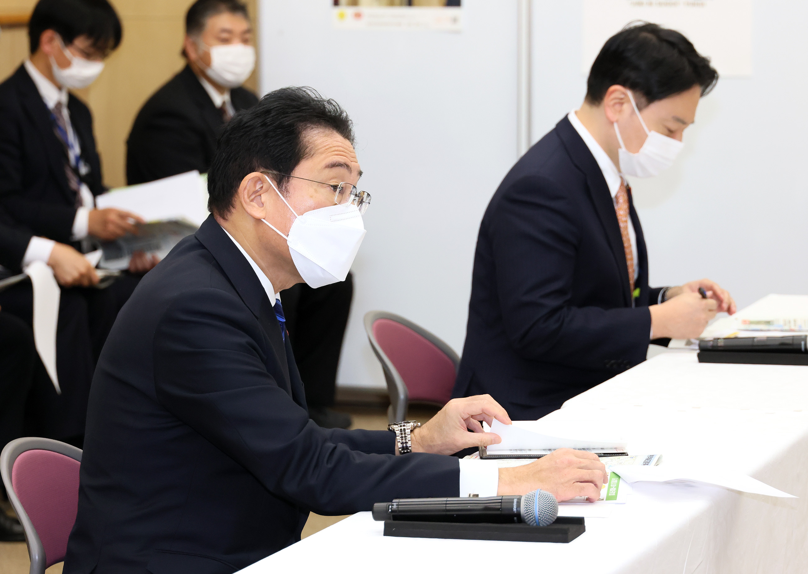 Prime Minister Kishida receiving an explanation on child-rearing support measures (1)