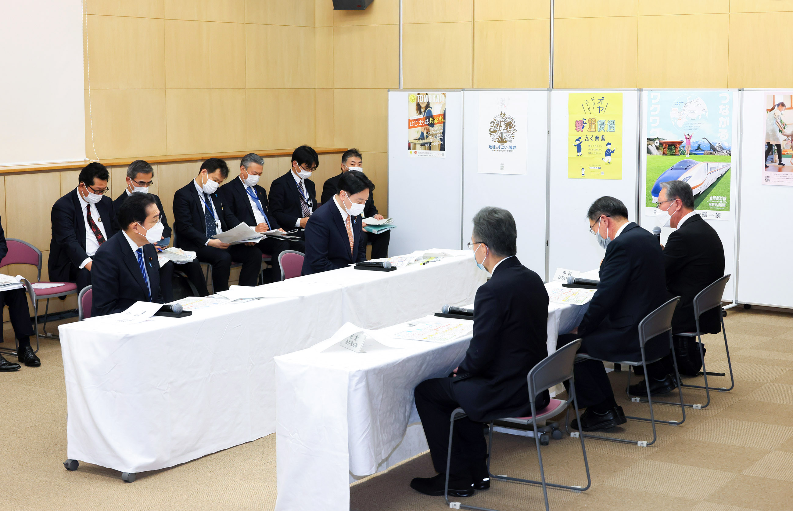 Prime Minister Kishida receiving an explanation on child-rearing support measures (2)
