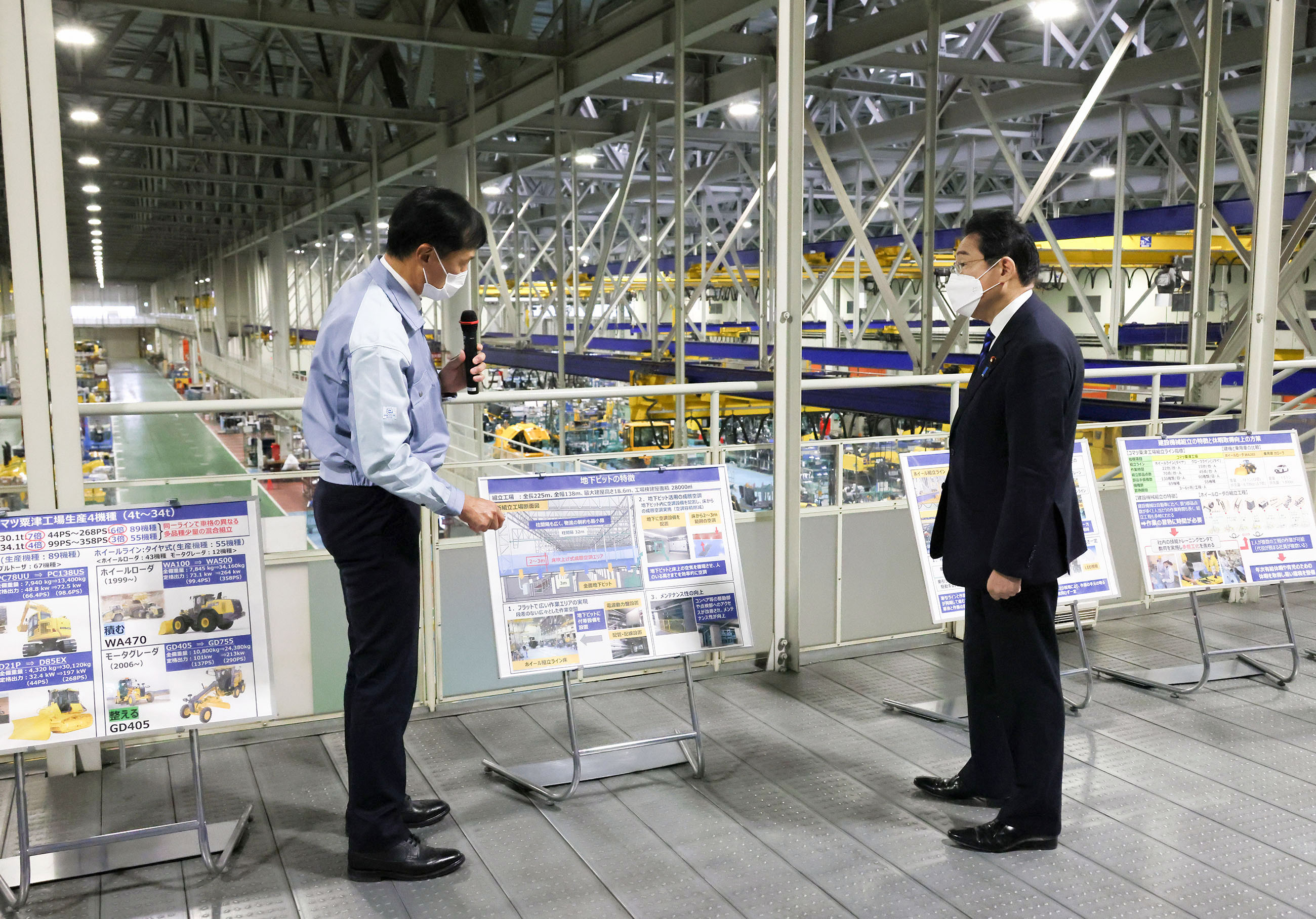 Prime Minister Kishida visiting Awazu Plant of Komatsu Ltd.(1)