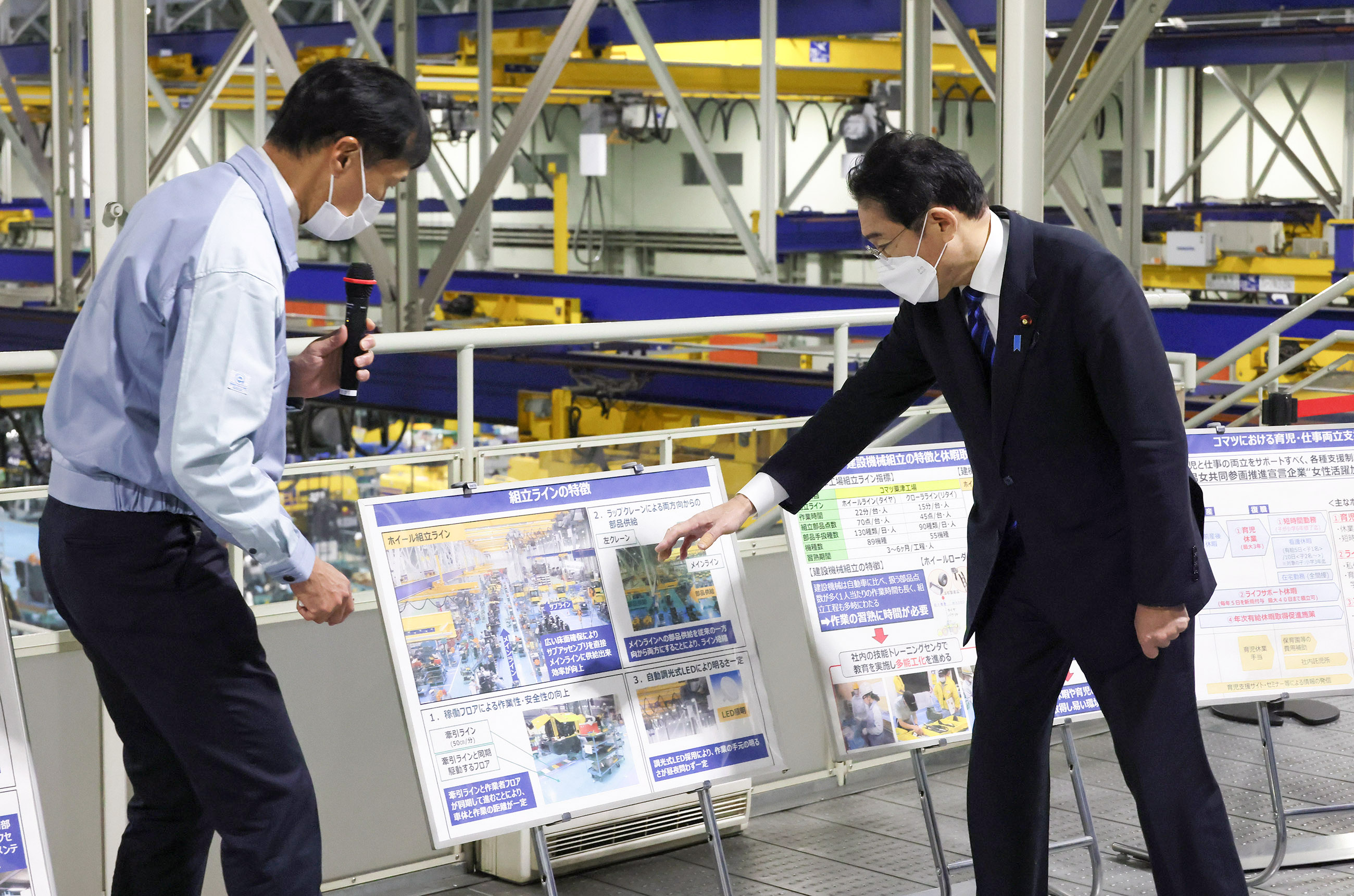 Prime Minister Kishida visiting Awazu Plant of Komatsu Ltd.(2)