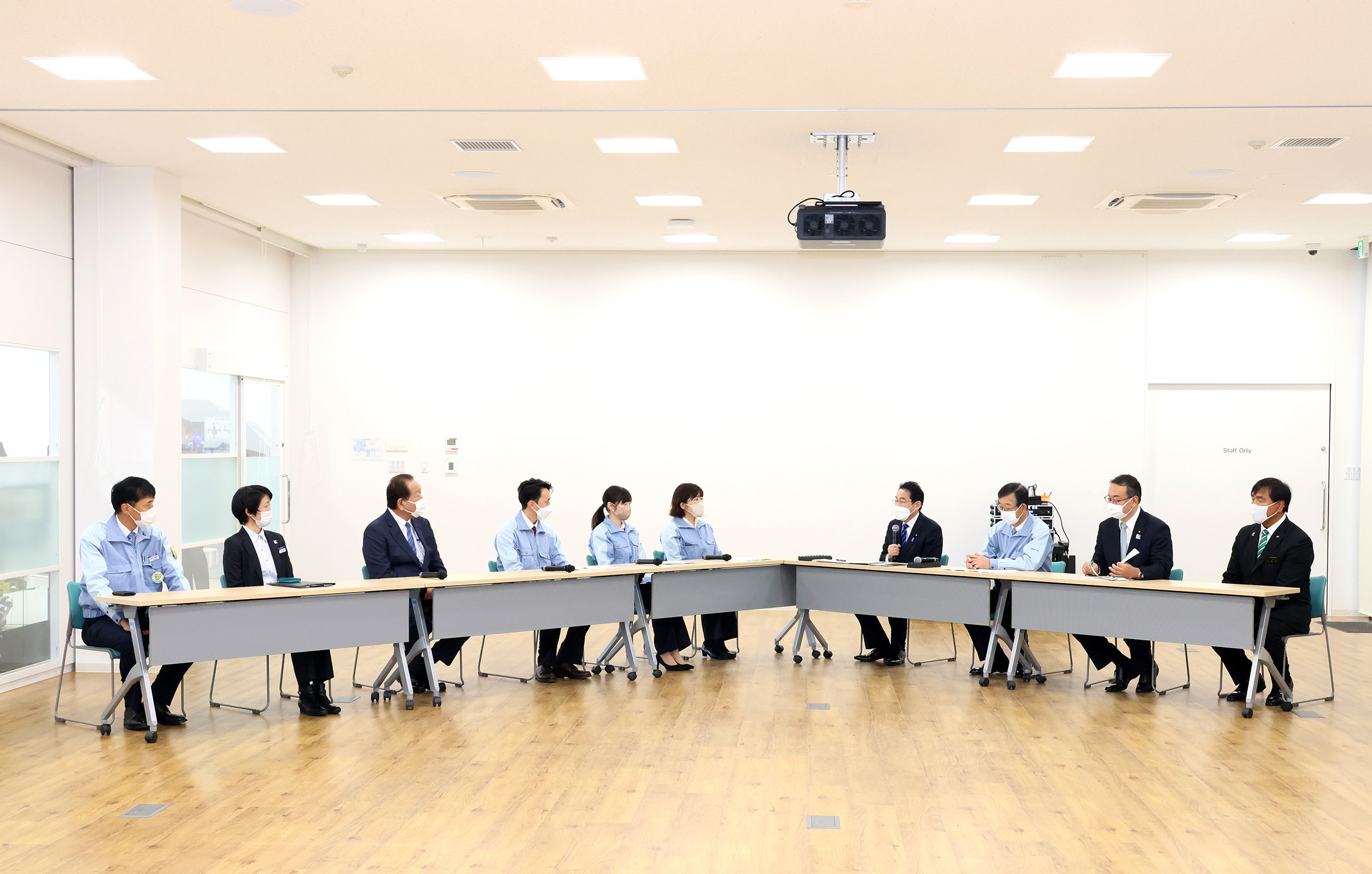 Prime Minister Kishida making remarks in a meeting on child-rearing support (2)