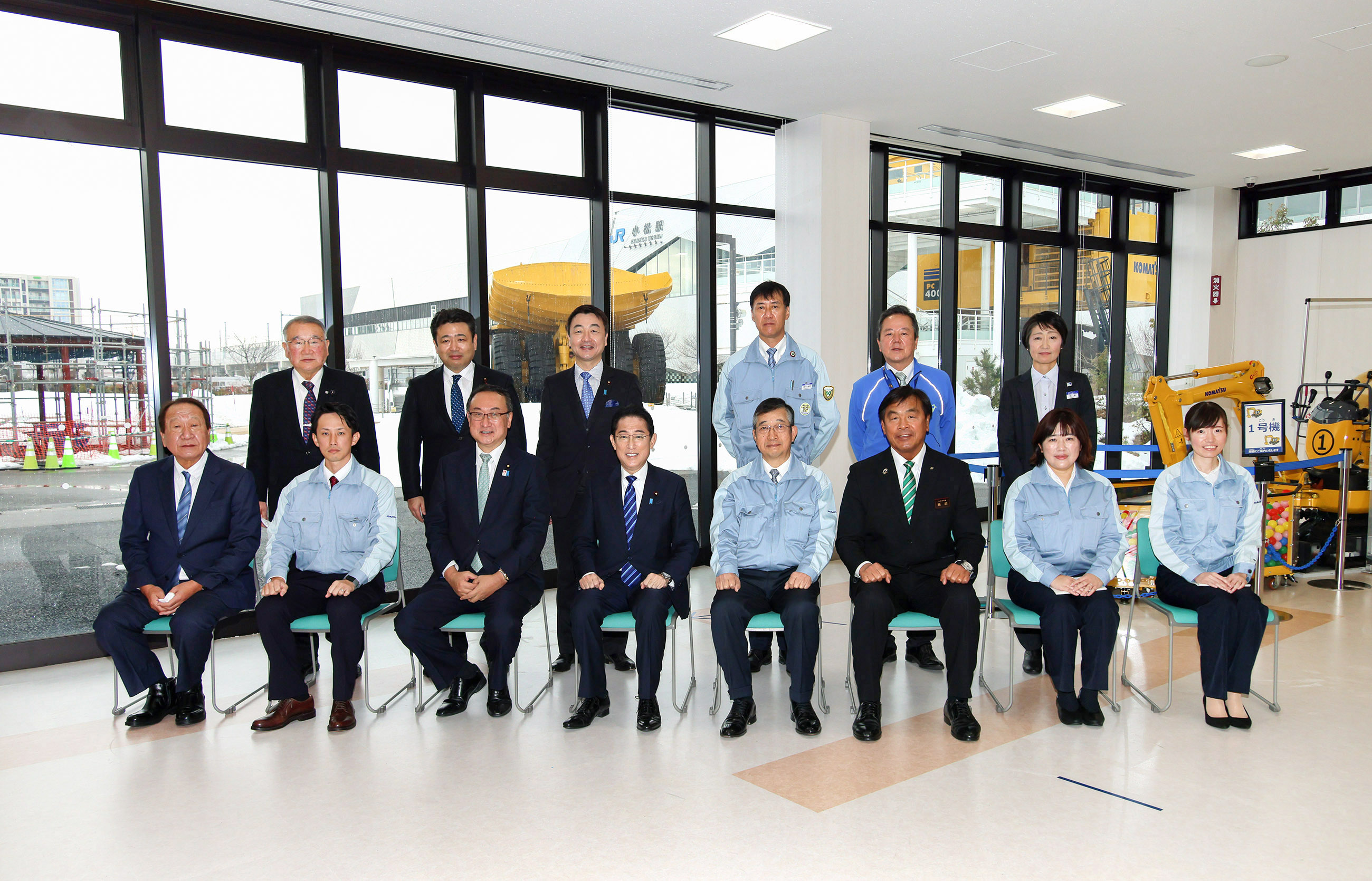 Prime Minister Kishida holding a commemorative photo session in a meeting on child-rearing support