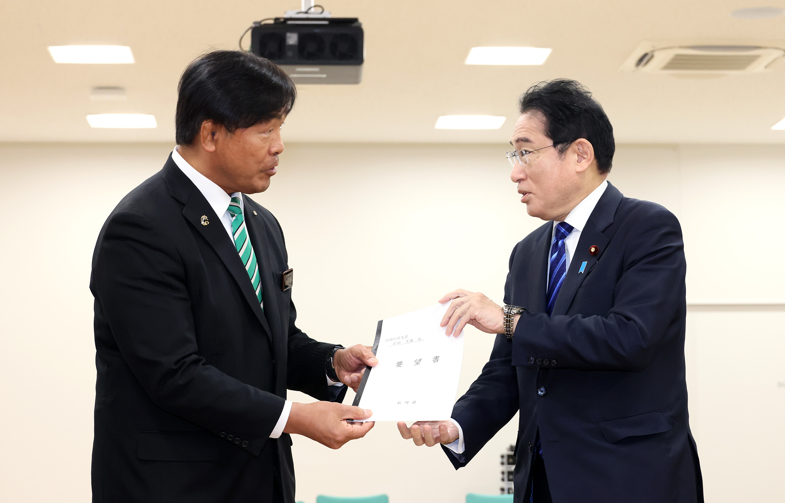 Prime Minister Kishida receiving an explanation on the state of damage caused by heavy snows and related requests from the Governor of Ishikawa Prefecture (1)