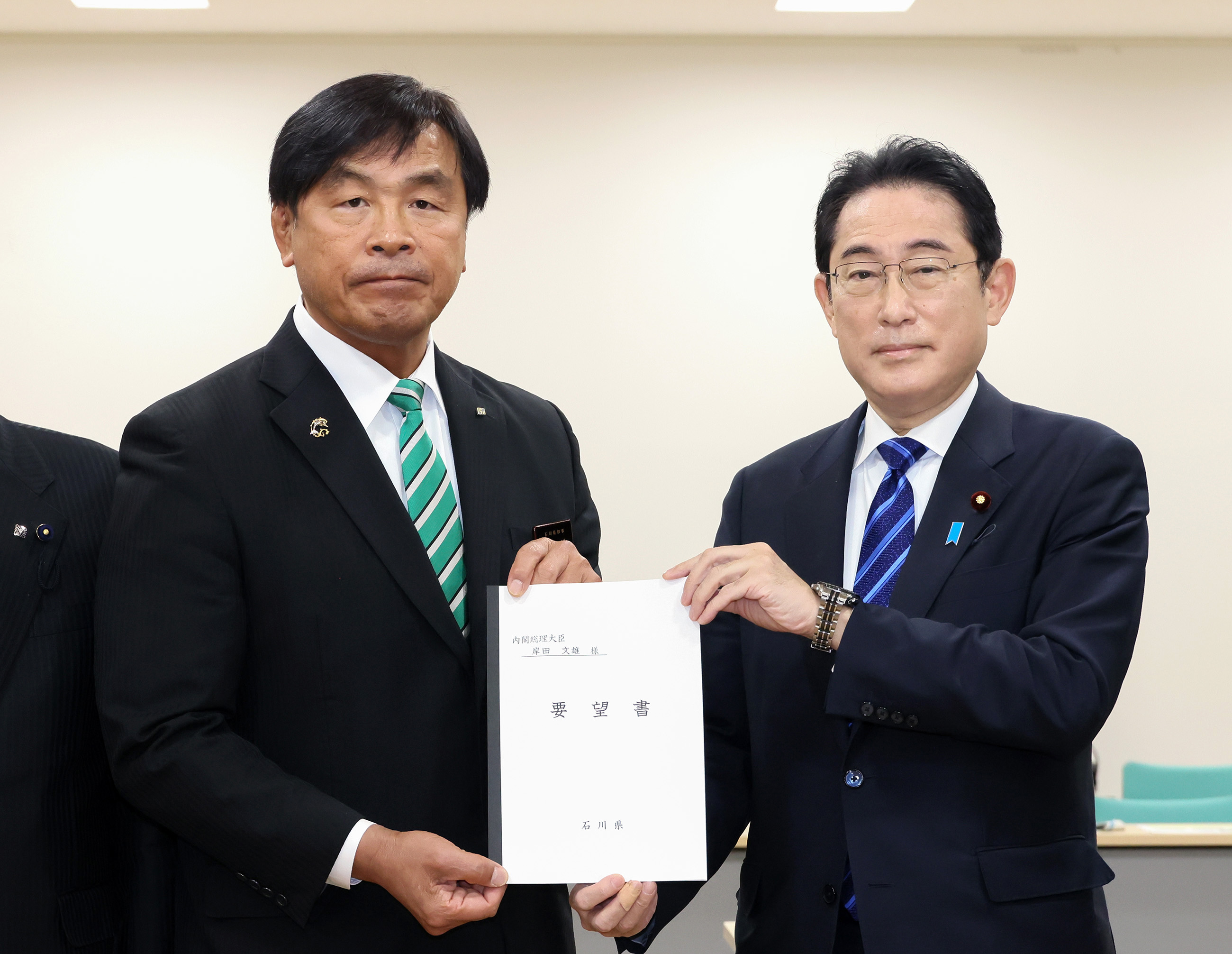 Prime Minister Kishida receiving an explanation on the state of damage caused by heavy snows and related requests from the Governor of Ishikawa Prefecture (2)