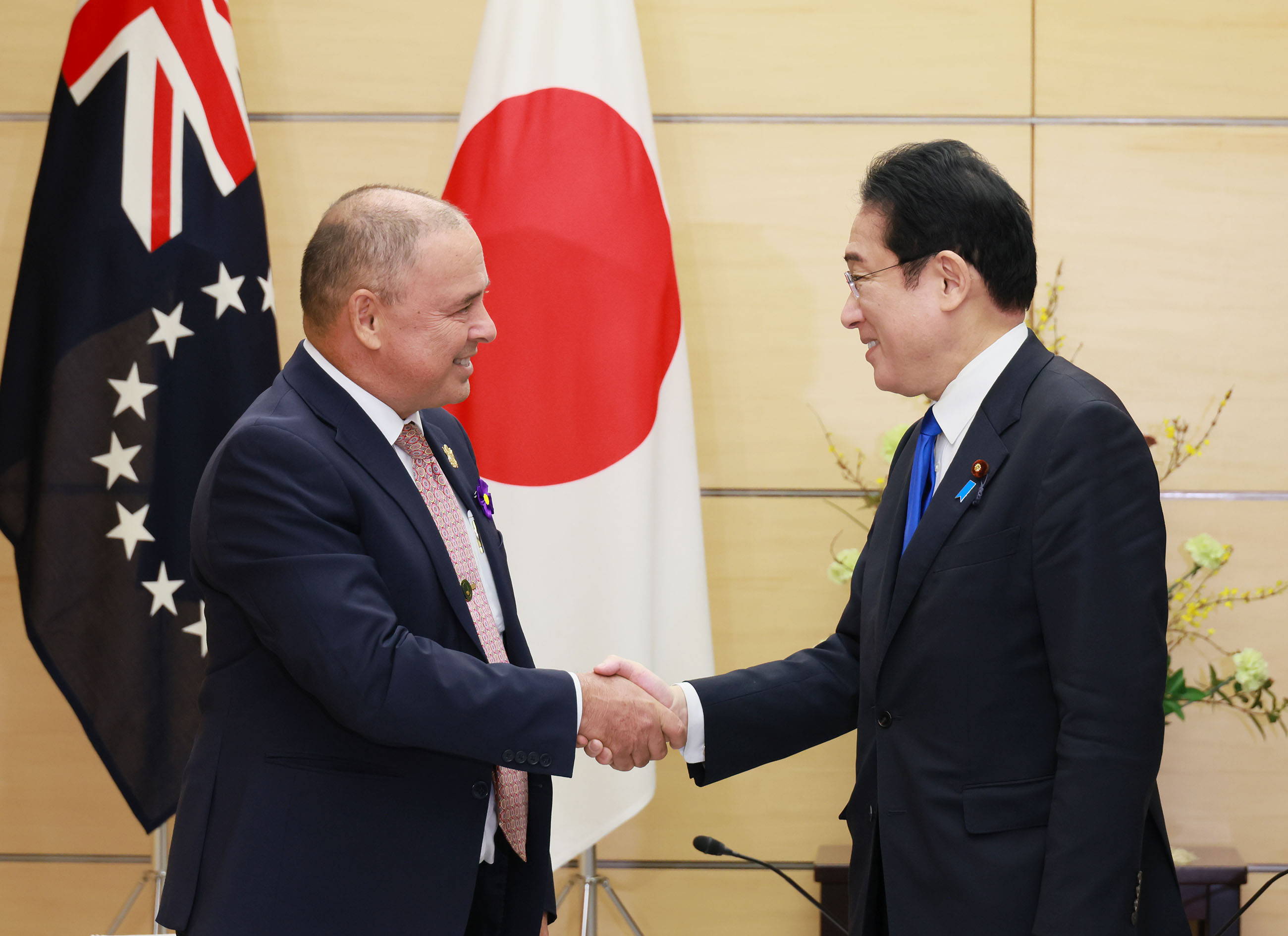 Prime Minister Kishida holding a meeting with Prime Minister Brown of the Cook Islands (1)