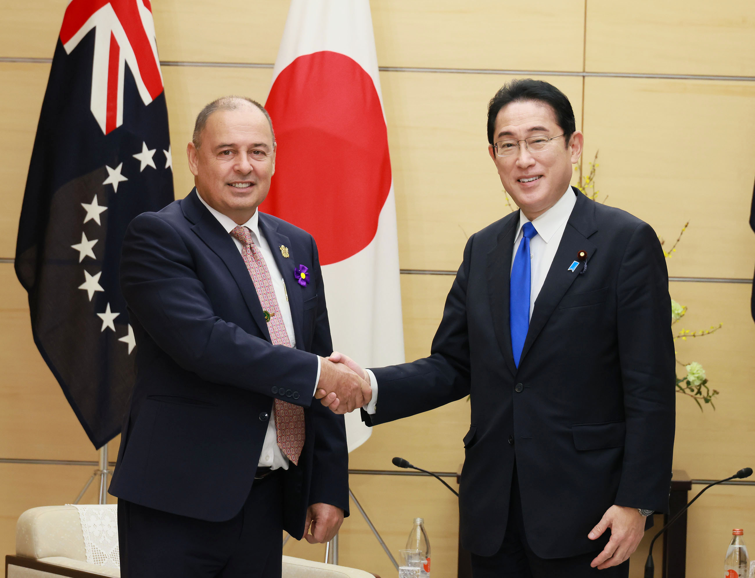 Prime Minister Kishida holding a meeting with Prime Minister Brown of the Cook Islands (2)